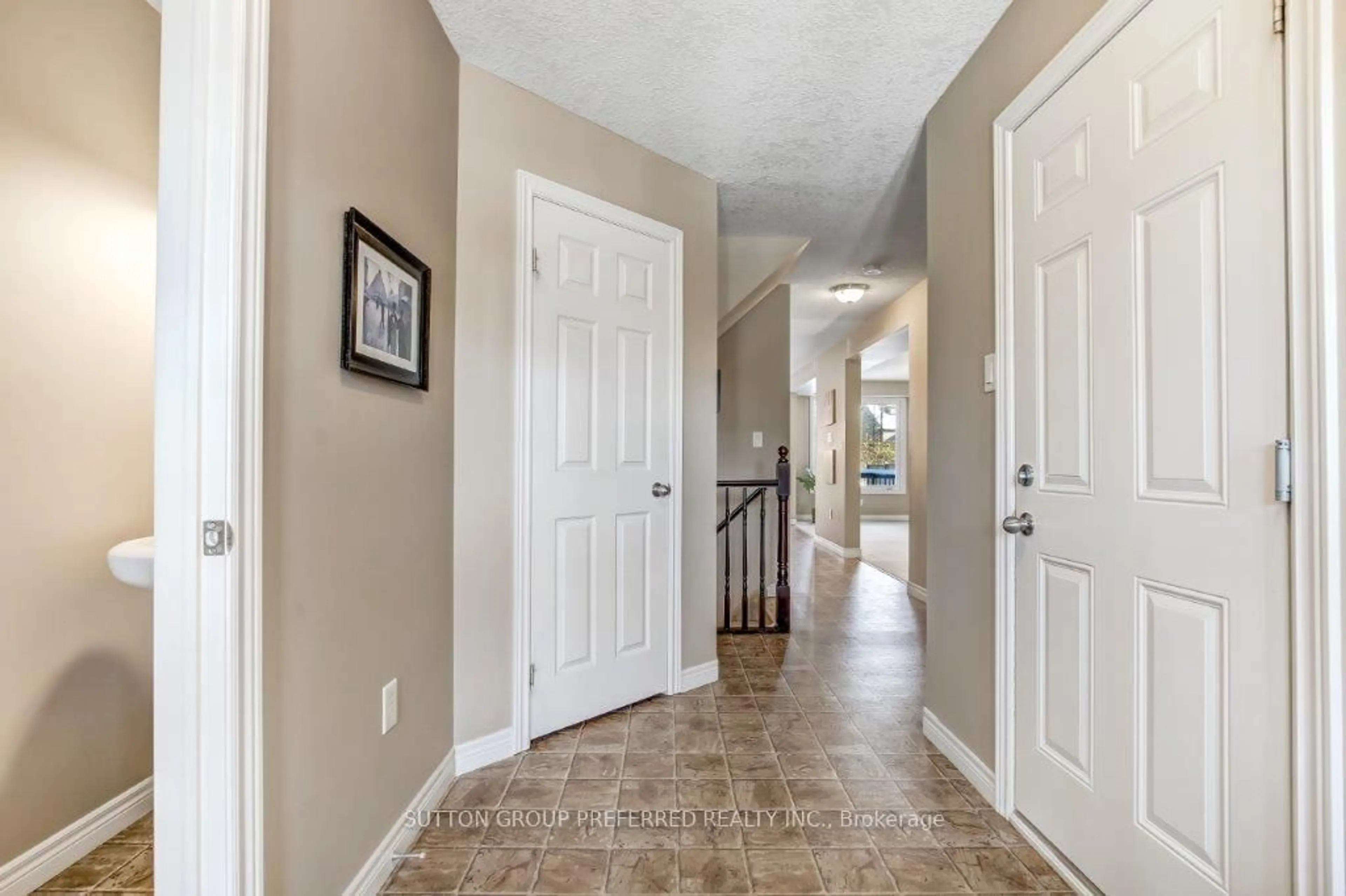 Indoor entryway for 1051 Foxcreek Rd, London North Ontario N6G 0C9