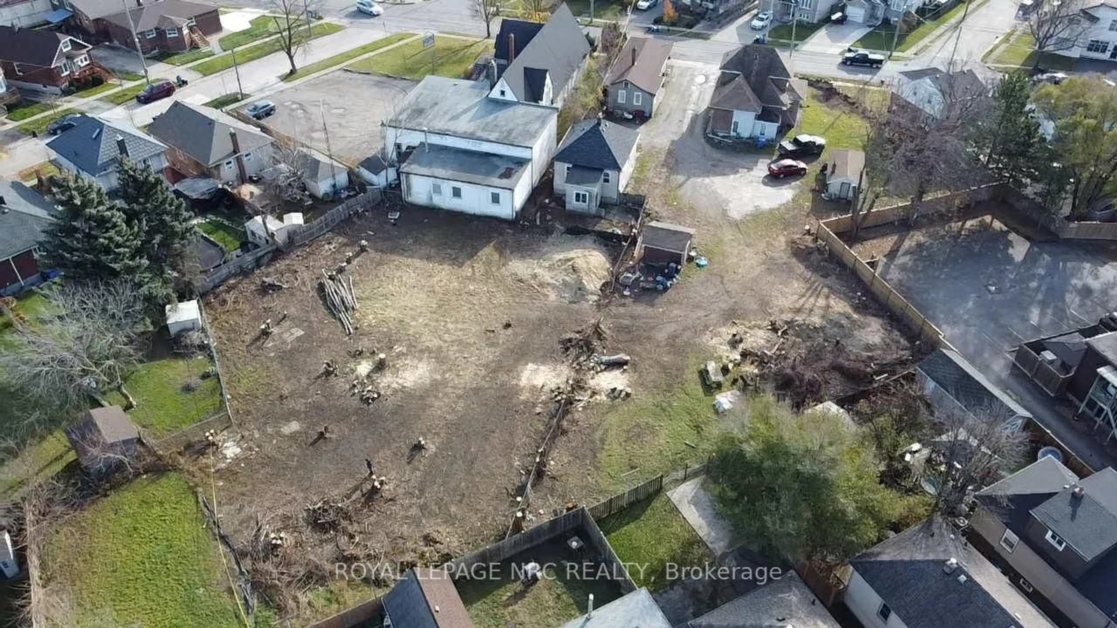 A pic from outside/outdoor area/front of a property/back of a property/a pic from drone, street for 13 Facer St, St. Catharines Ontario L2M 5H1
