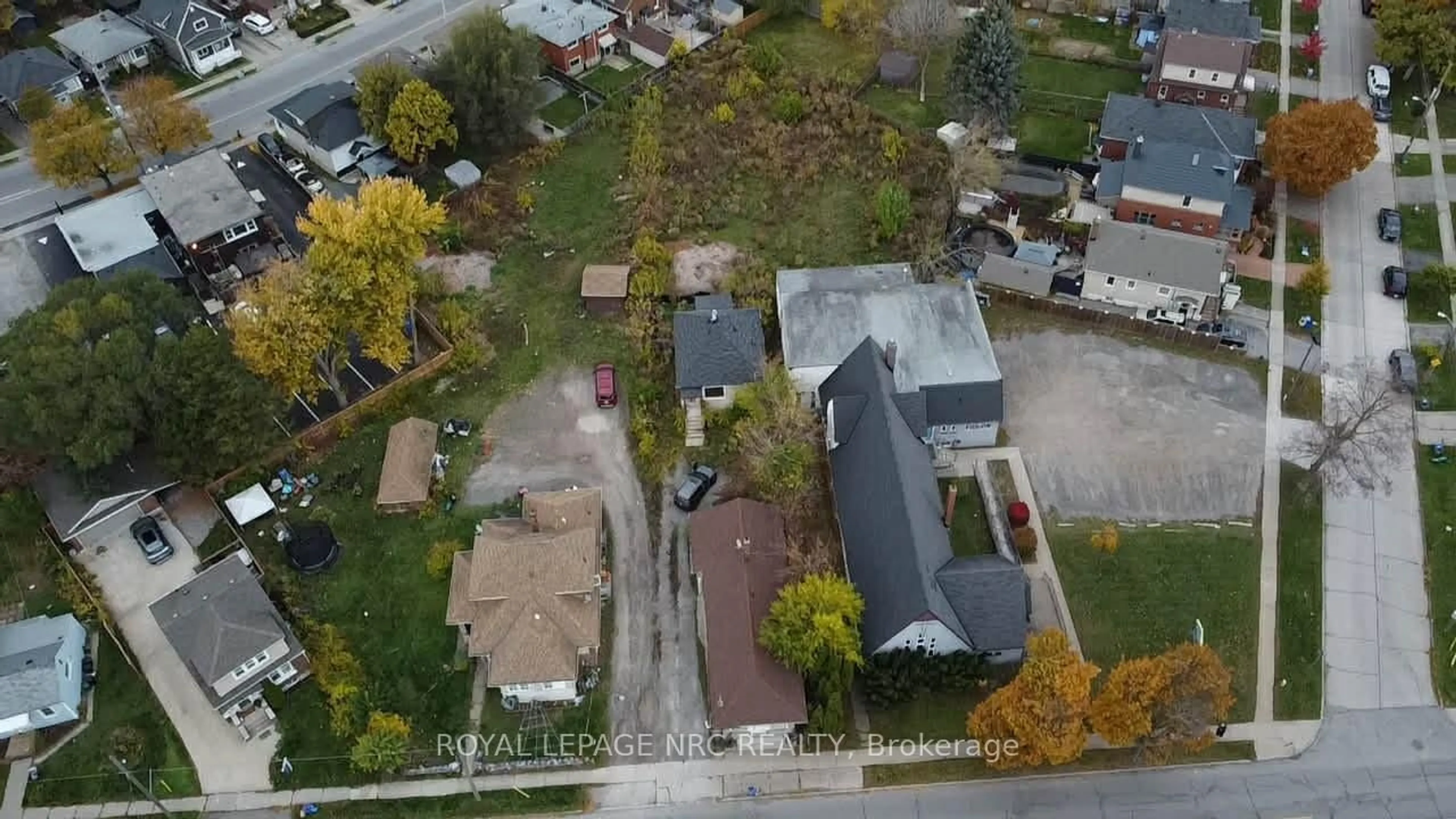 A pic from outside/outdoor area/front of a property/back of a property/a pic from drone, street for 15 Facer St, St. Catharines Ontario L2M 5H1
