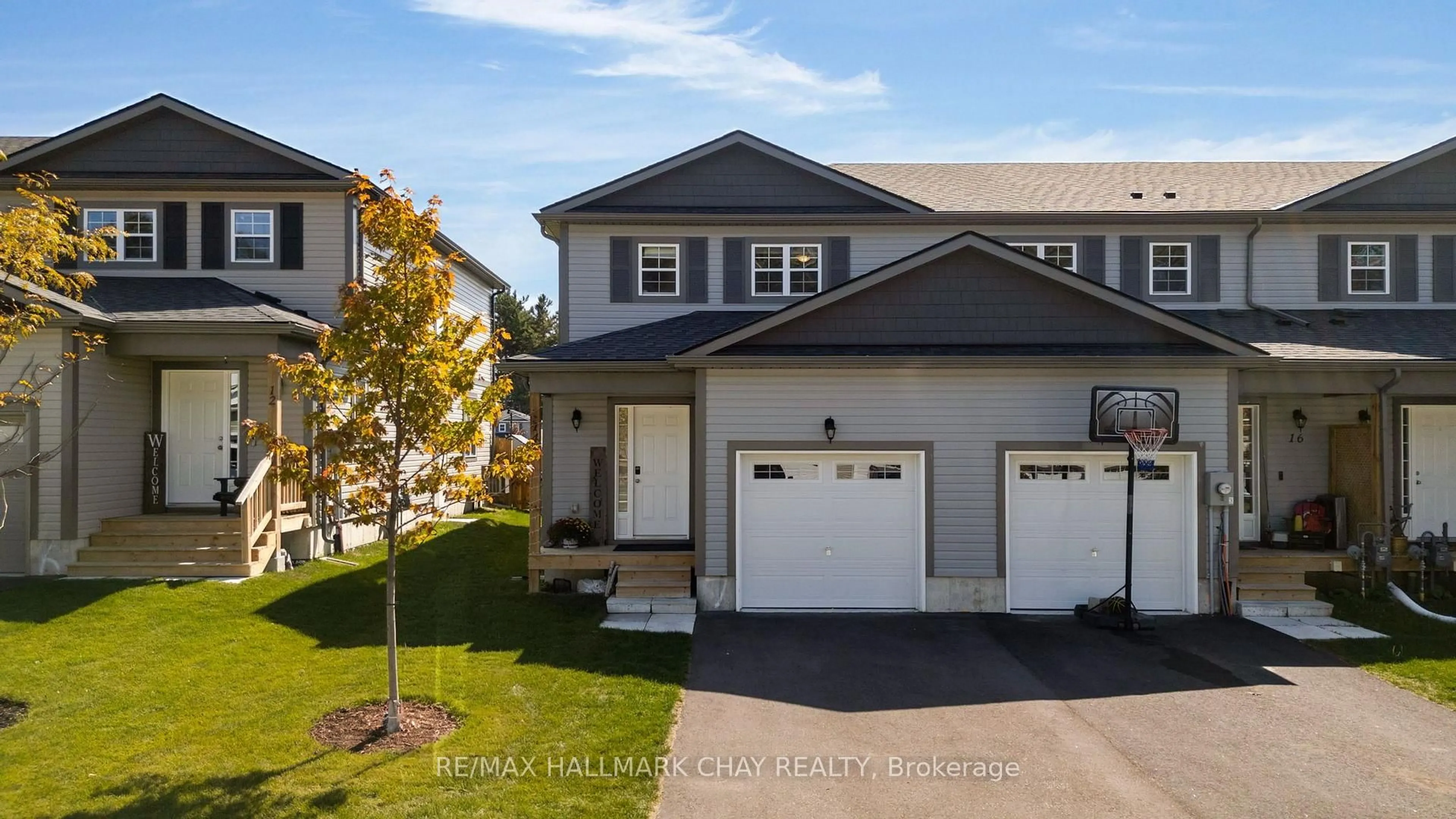 Home with vinyl exterior material, street for 14 Nicole Park Pl, Bracebridge Ontario P1L 0C8