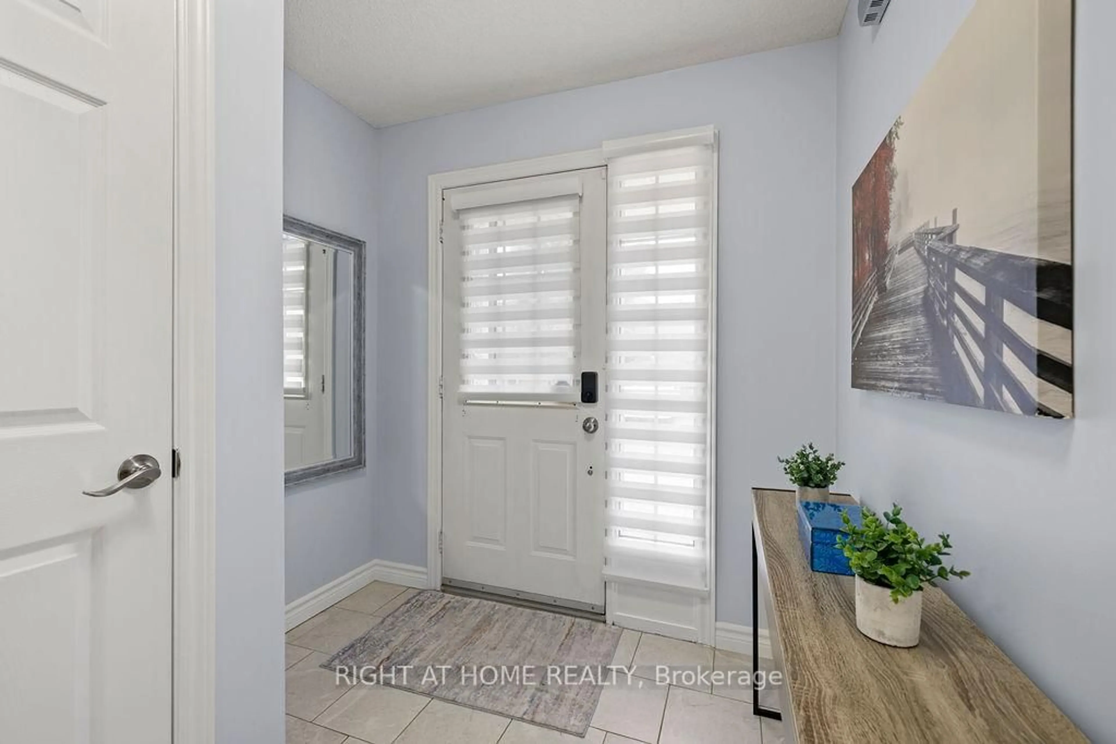 Indoor entryway for 810 Golf Links Rd #9, Hamilton Ontario L9K 1J7