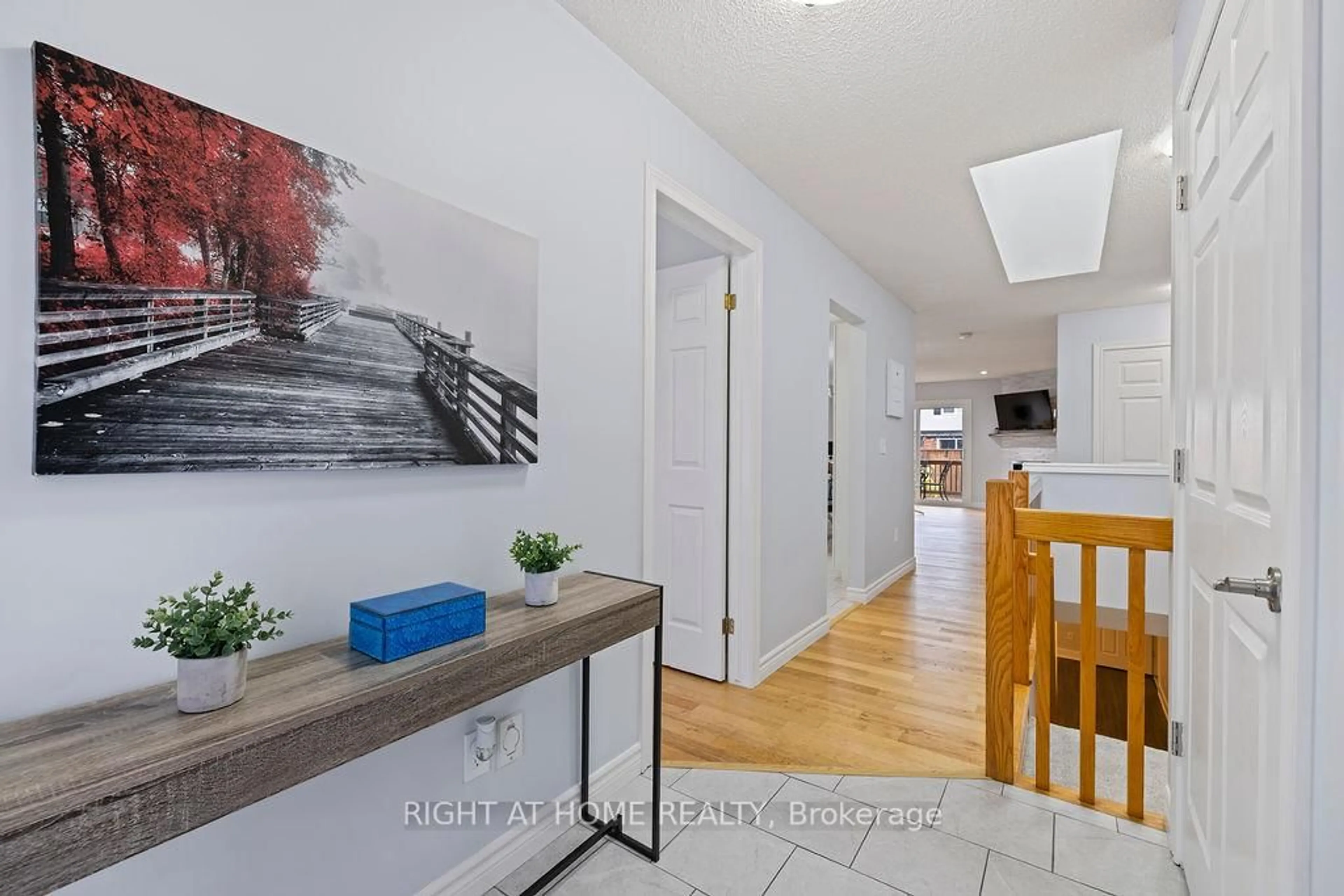 Indoor entryway for 810 Golf Links Rd #9, Hamilton Ontario L9K 1J7