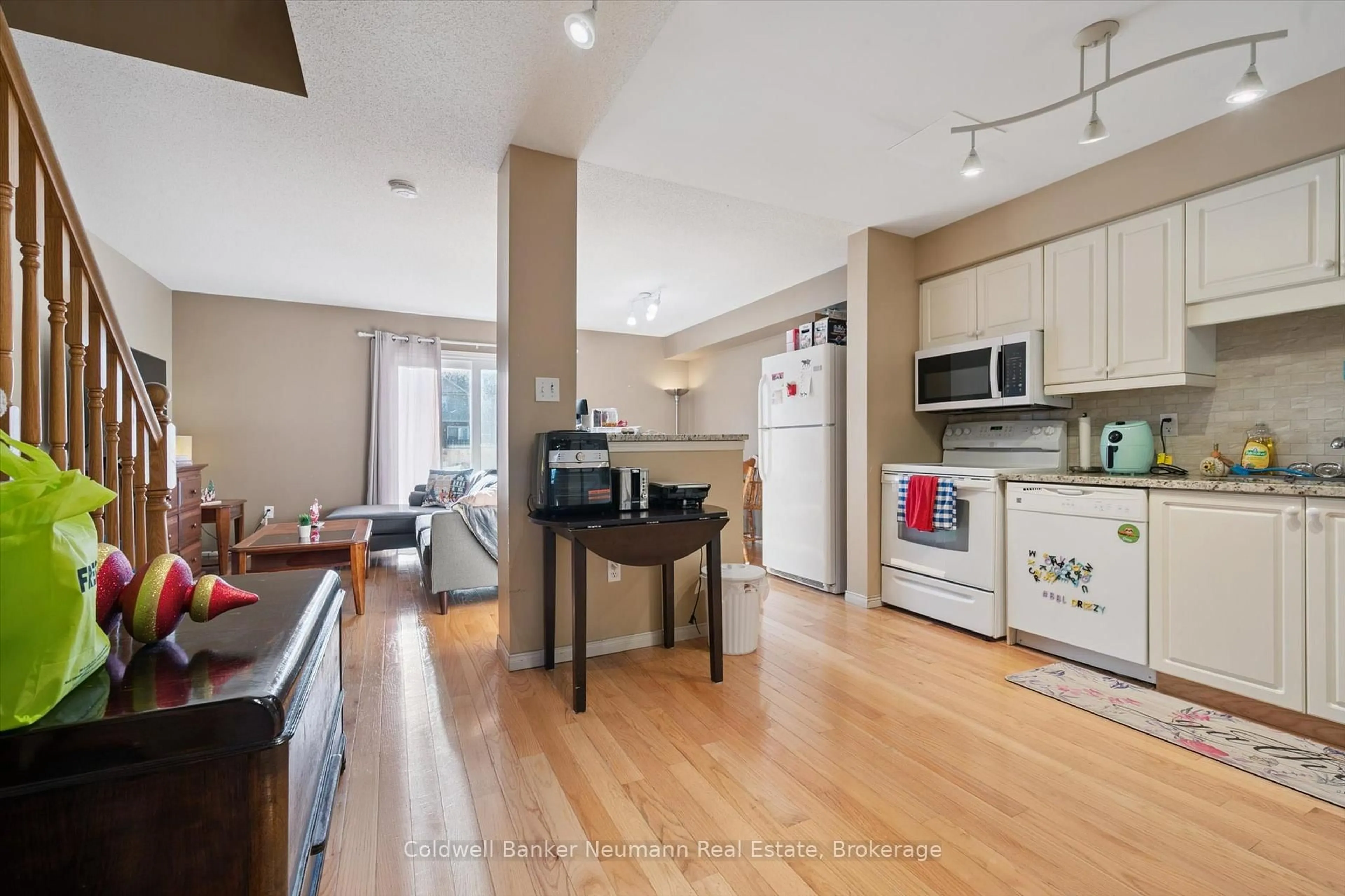 Open concept kitchen, unknown for 124 Gosling Gdns #33, Guelph Ontario N1G 5K6
