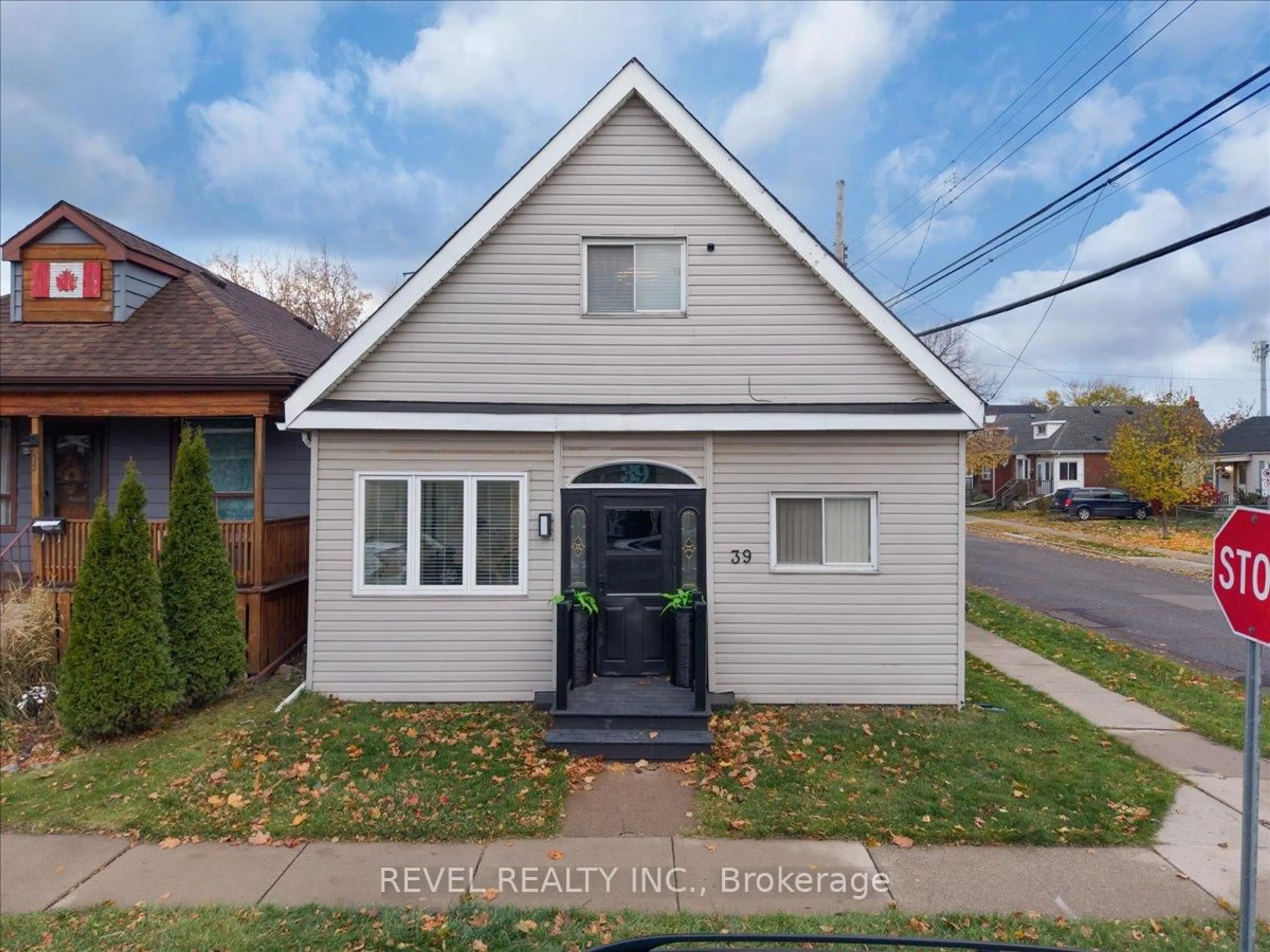 Home with vinyl exterior material, street for 39 Division St, Hamilton Ontario L8H 4Z7
