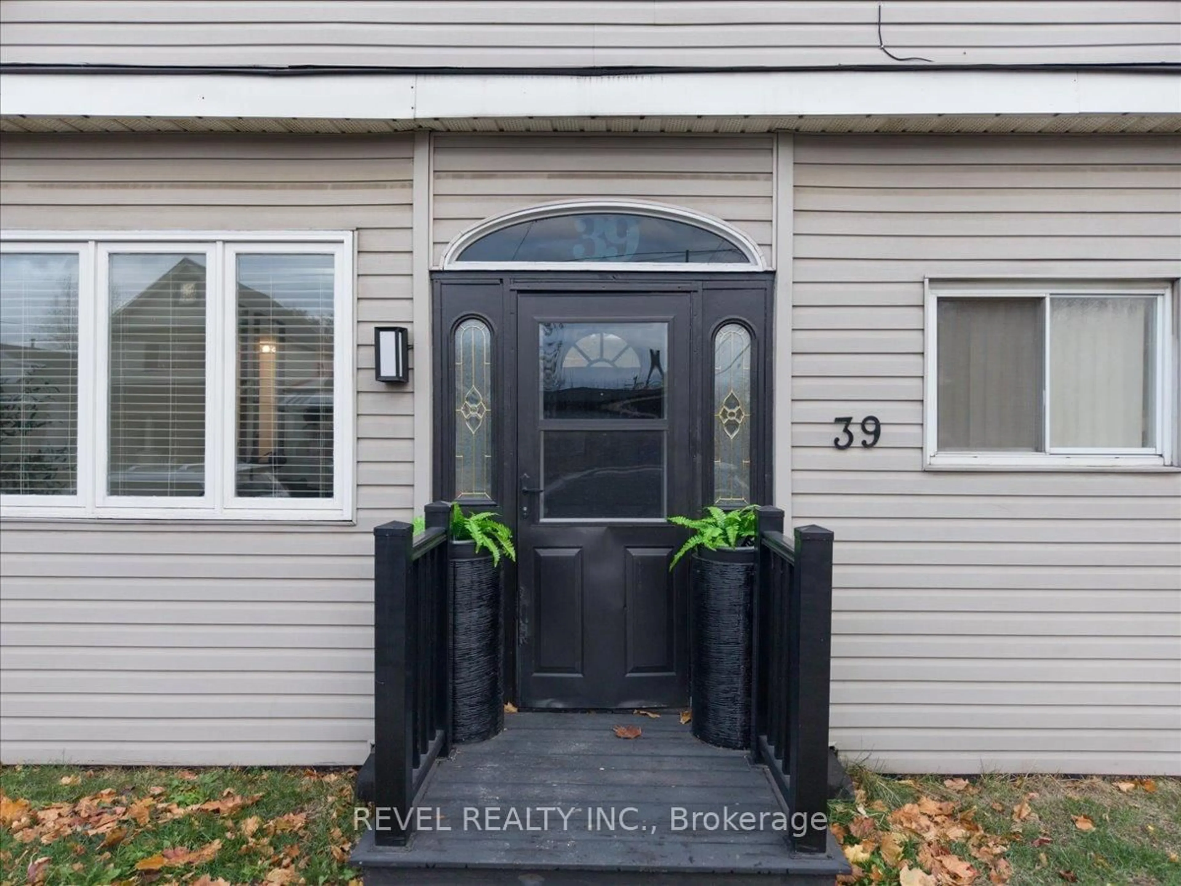 Indoor entryway for 39 Division St, Hamilton Ontario L8H 4Z7
