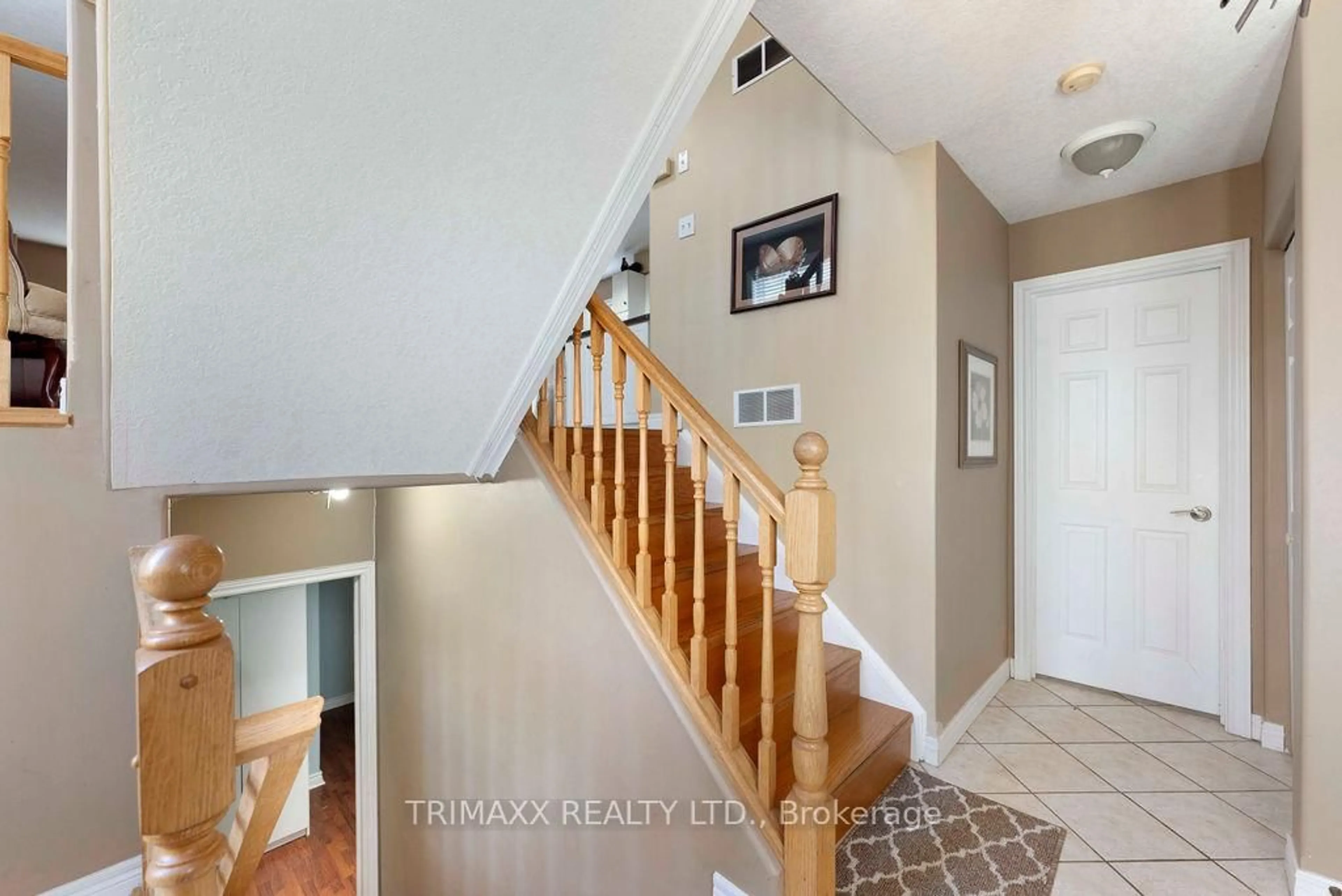 Indoor entryway for 141 STARWOOD DR, Guelph Ontario N1E 7G7