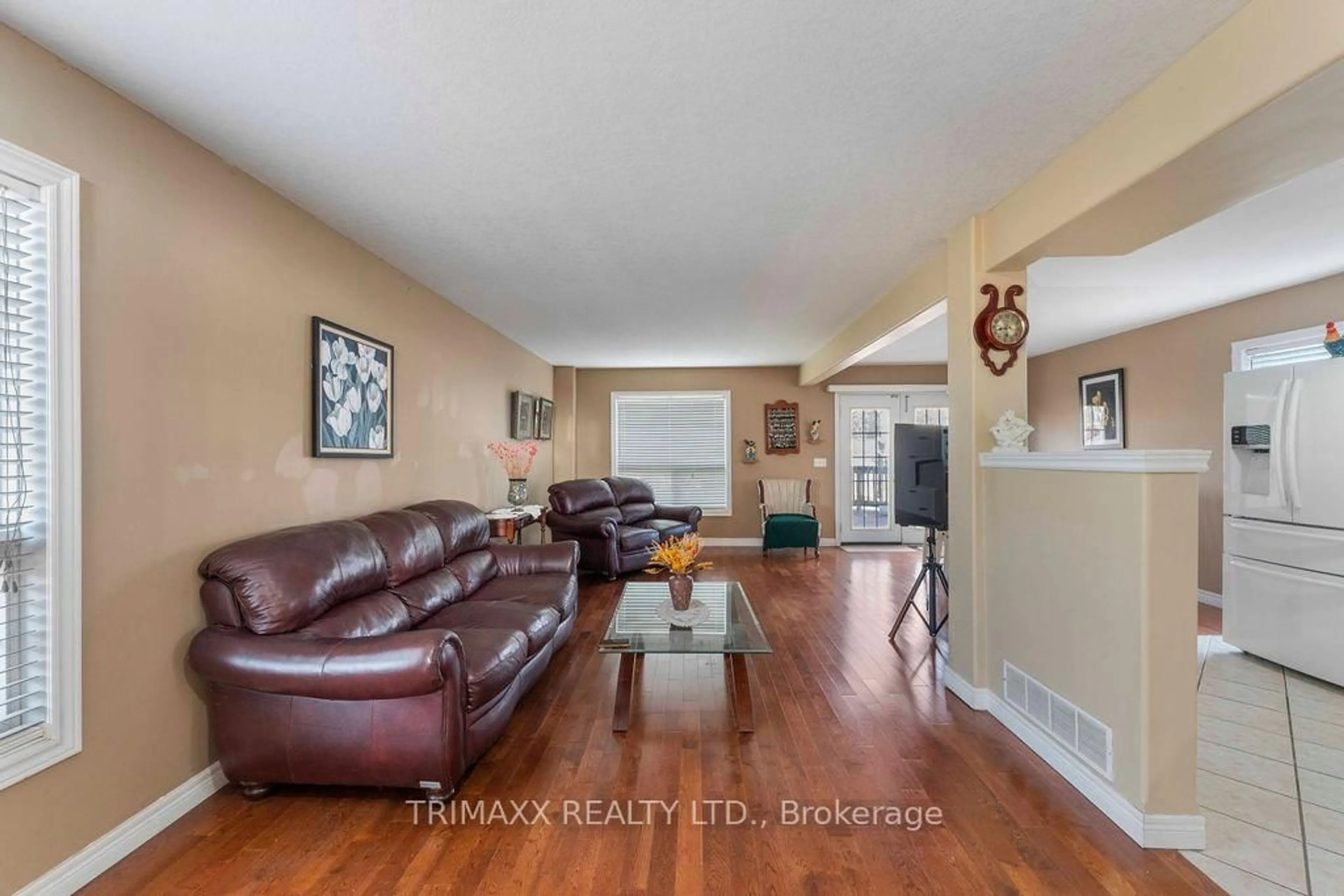 Living room with furniture, unknown for 141 STARWOOD DR, Guelph Ontario N1E 7G7