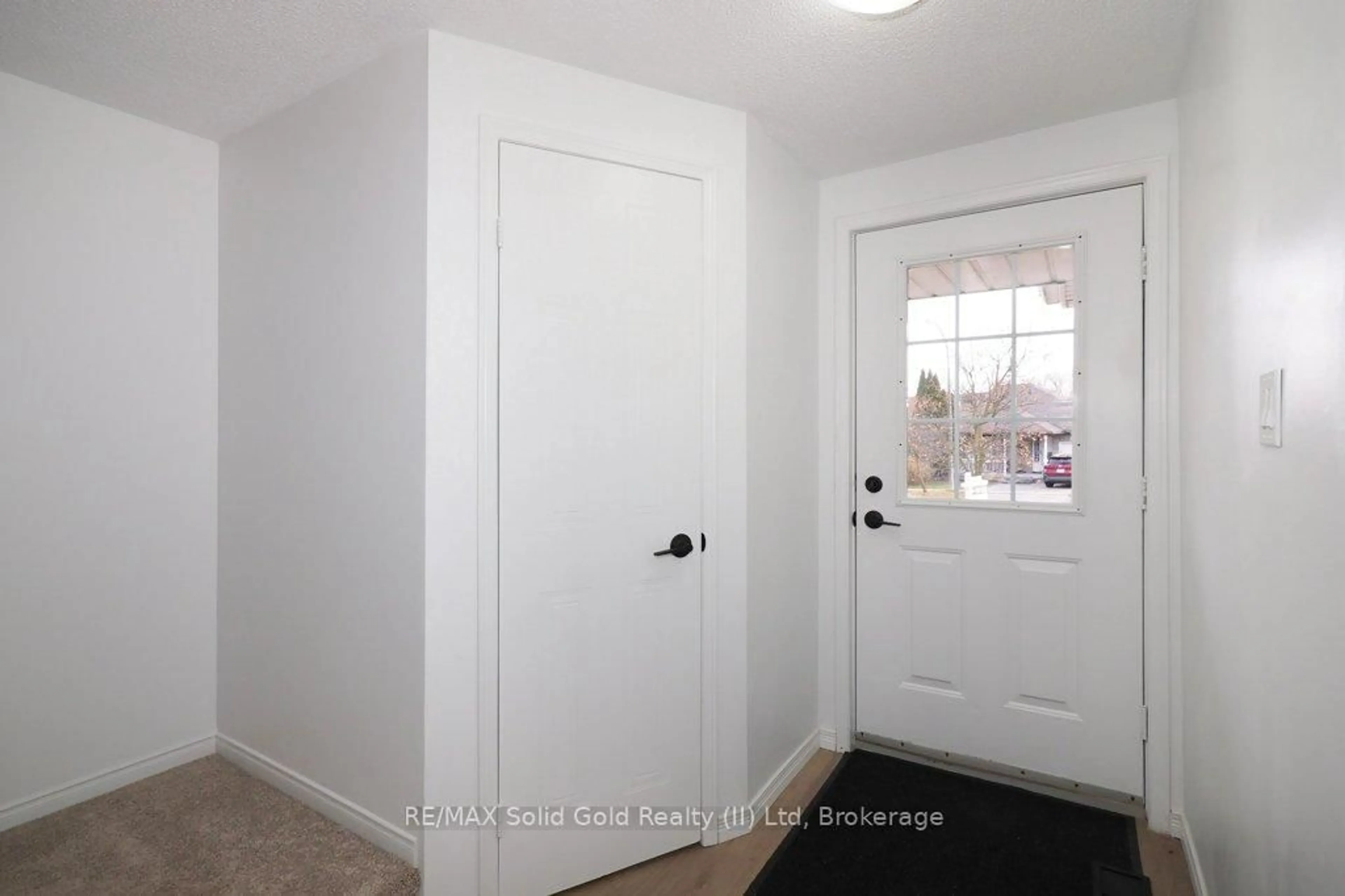 Indoor entryway for 110 Bankside Dr, Waterloo Ontario N2N 3E2