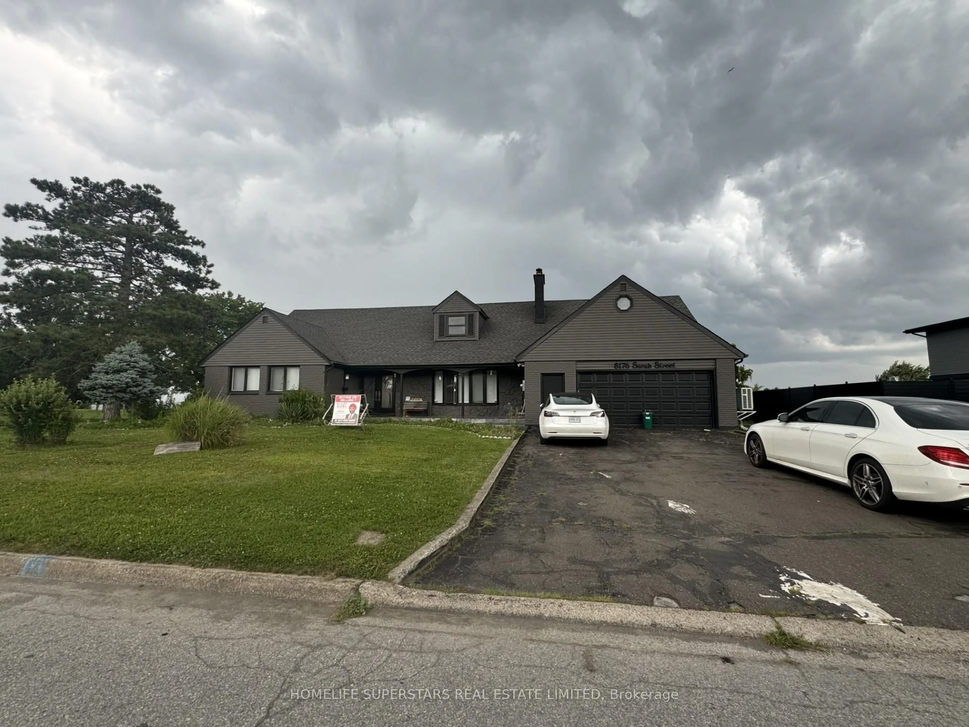 A pic from outside/outdoor area/front of a property/back of a property/a pic from drone, street for 8176 Sarah St, Niagara Falls Ontario L2G 6T5