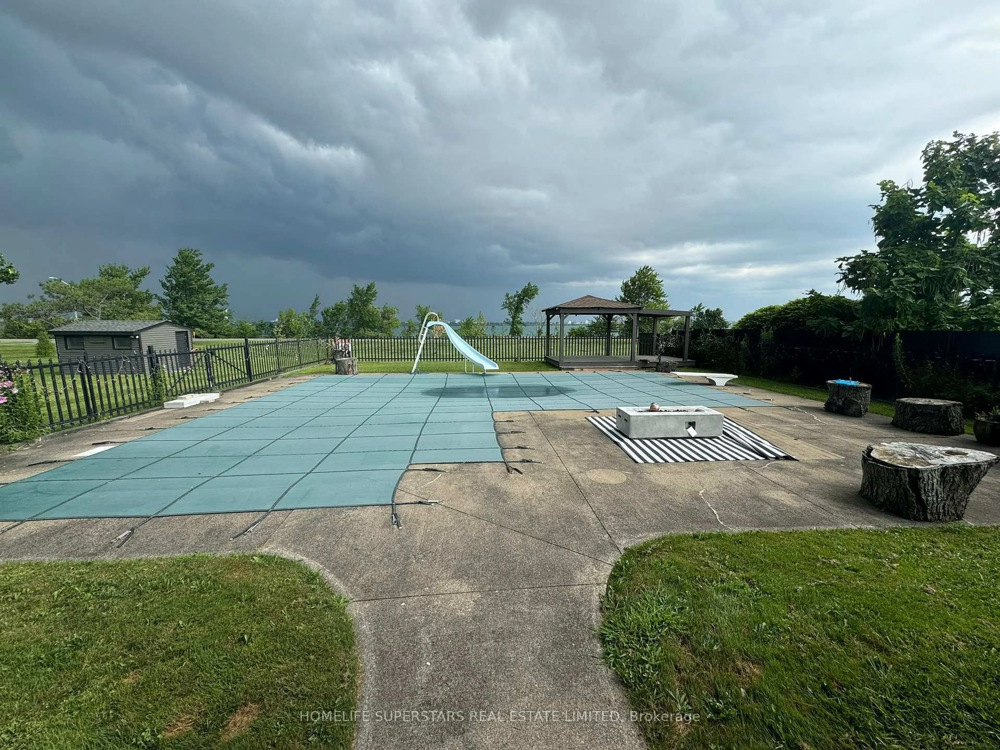 Pool for 8176 Sarah St, Niagara Falls Ontario L2G 6T5