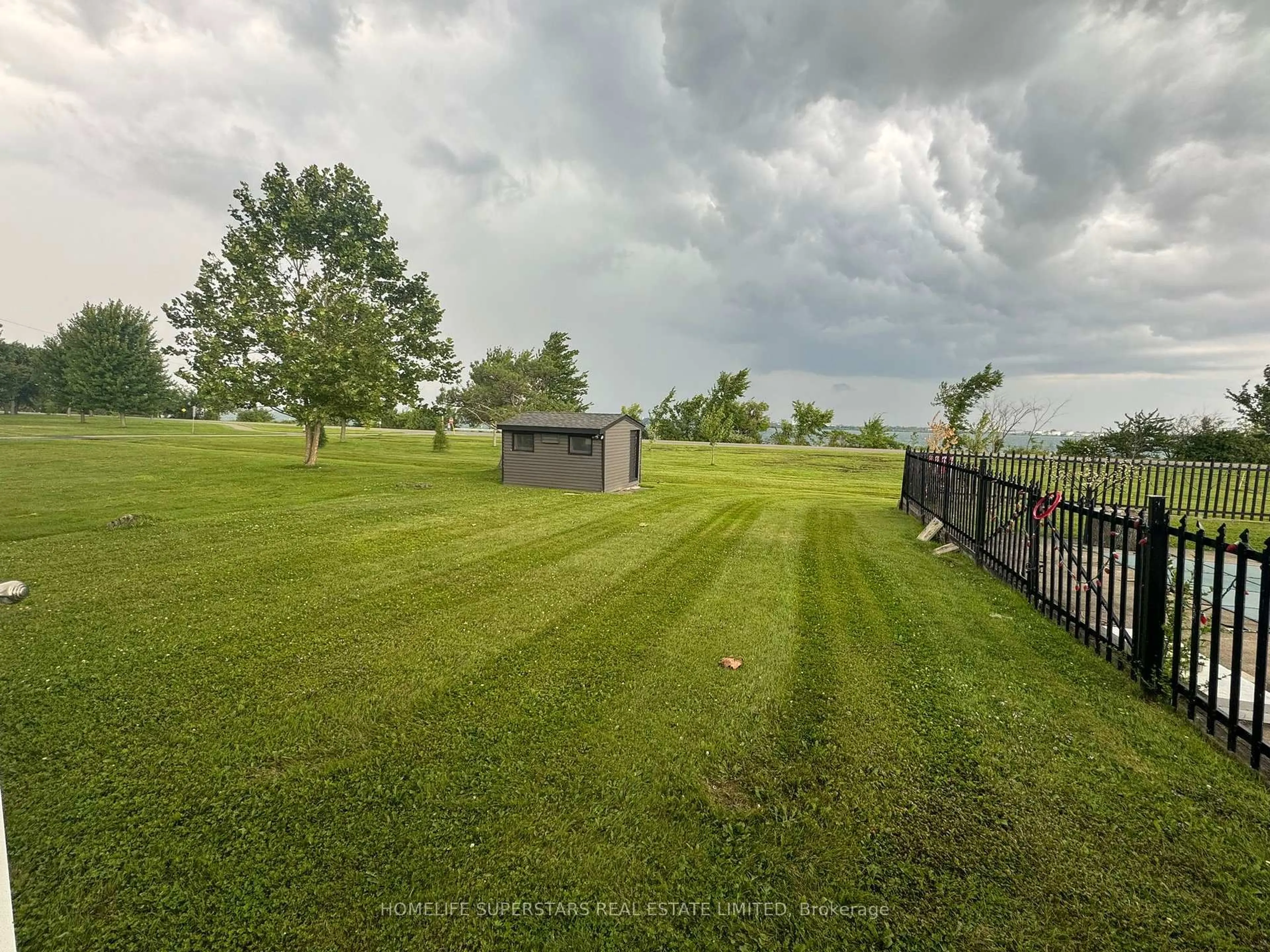A pic from outside/outdoor area/front of a property/back of a property/a pic from drone, water/lake/river/ocean view for 8176 Sarah St, Niagara Falls Ontario L2G 6T5