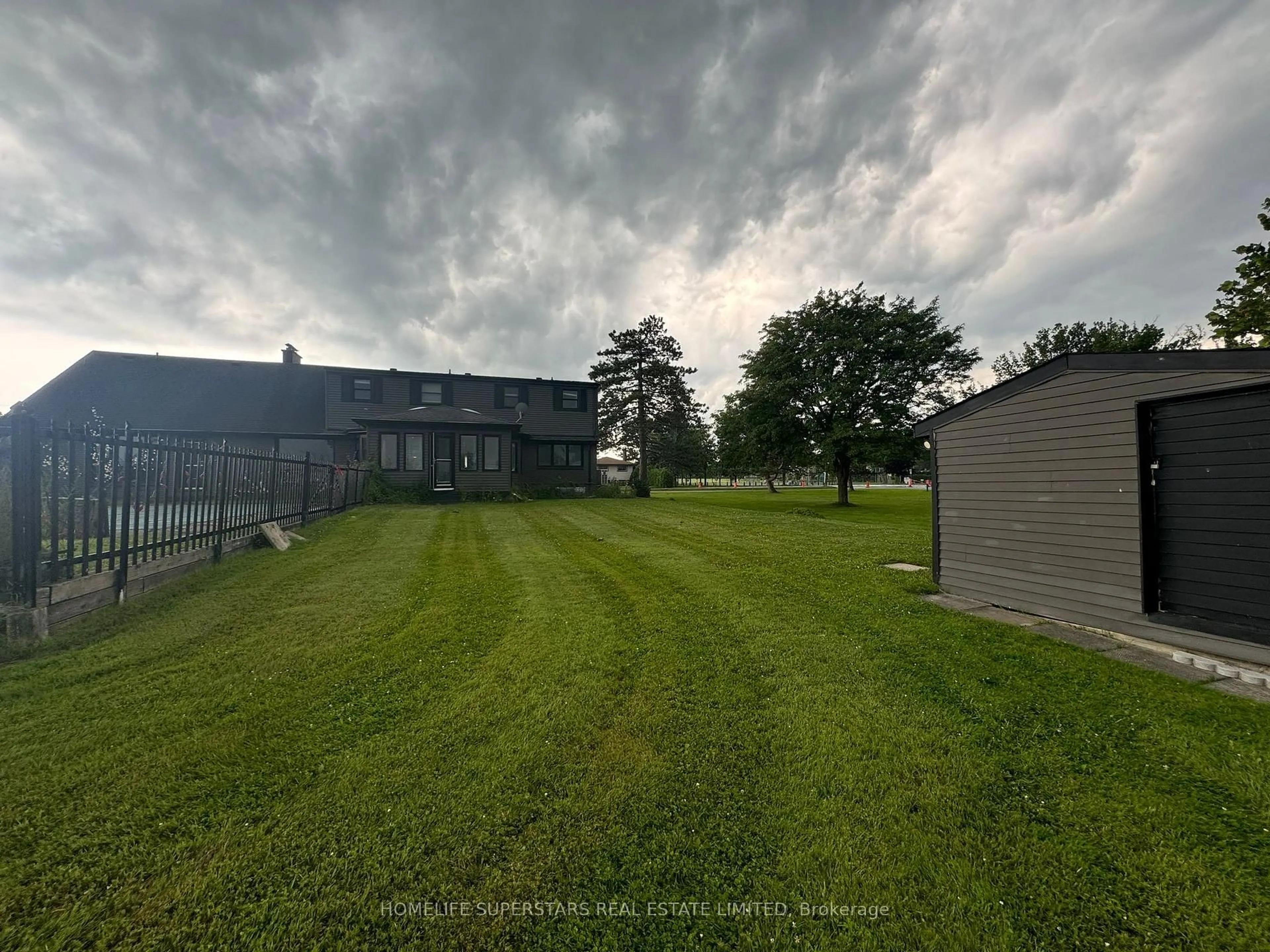 A pic from outside/outdoor area/front of a property/back of a property/a pic from drone, unknown for 8176 Sarah St, Niagara Falls Ontario L2G 6T5