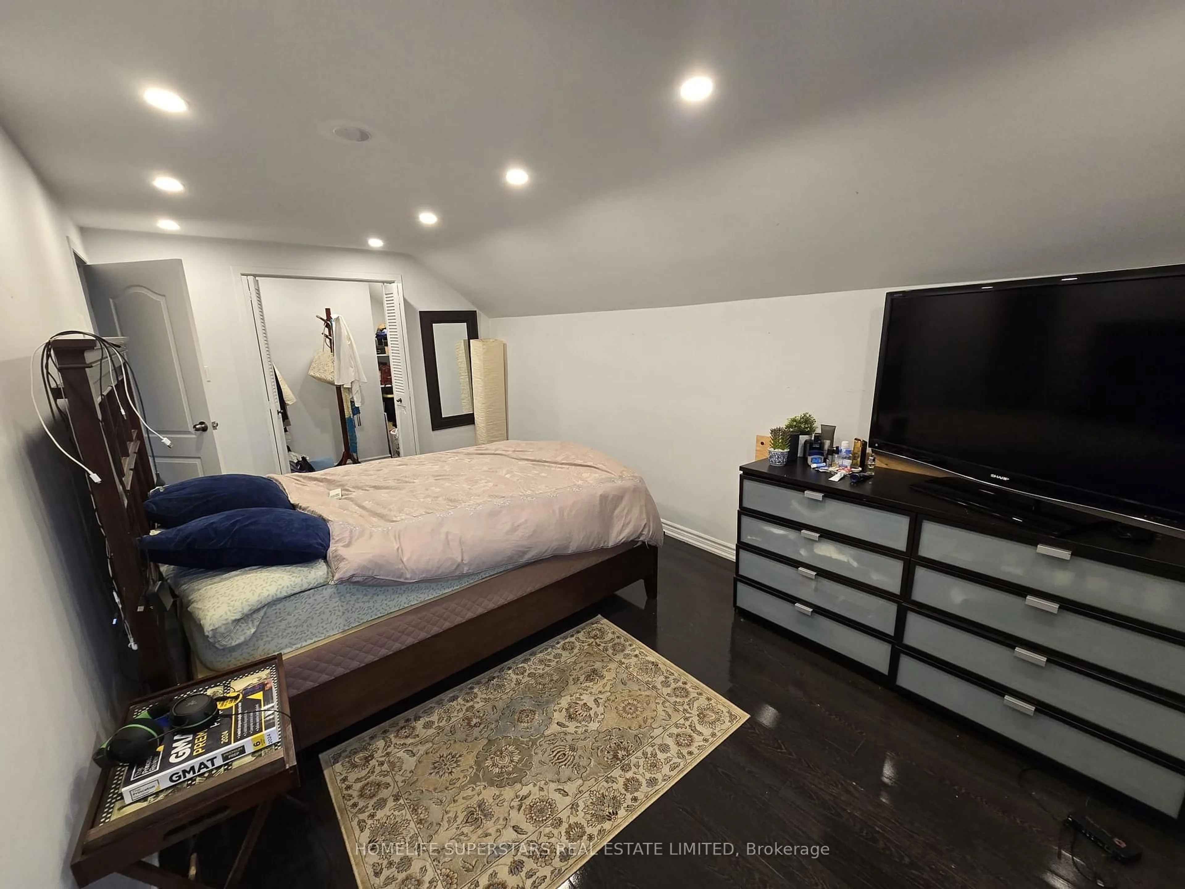 A pic of a room for 8176 Sarah St, Niagara Falls Ontario L2G 6T5