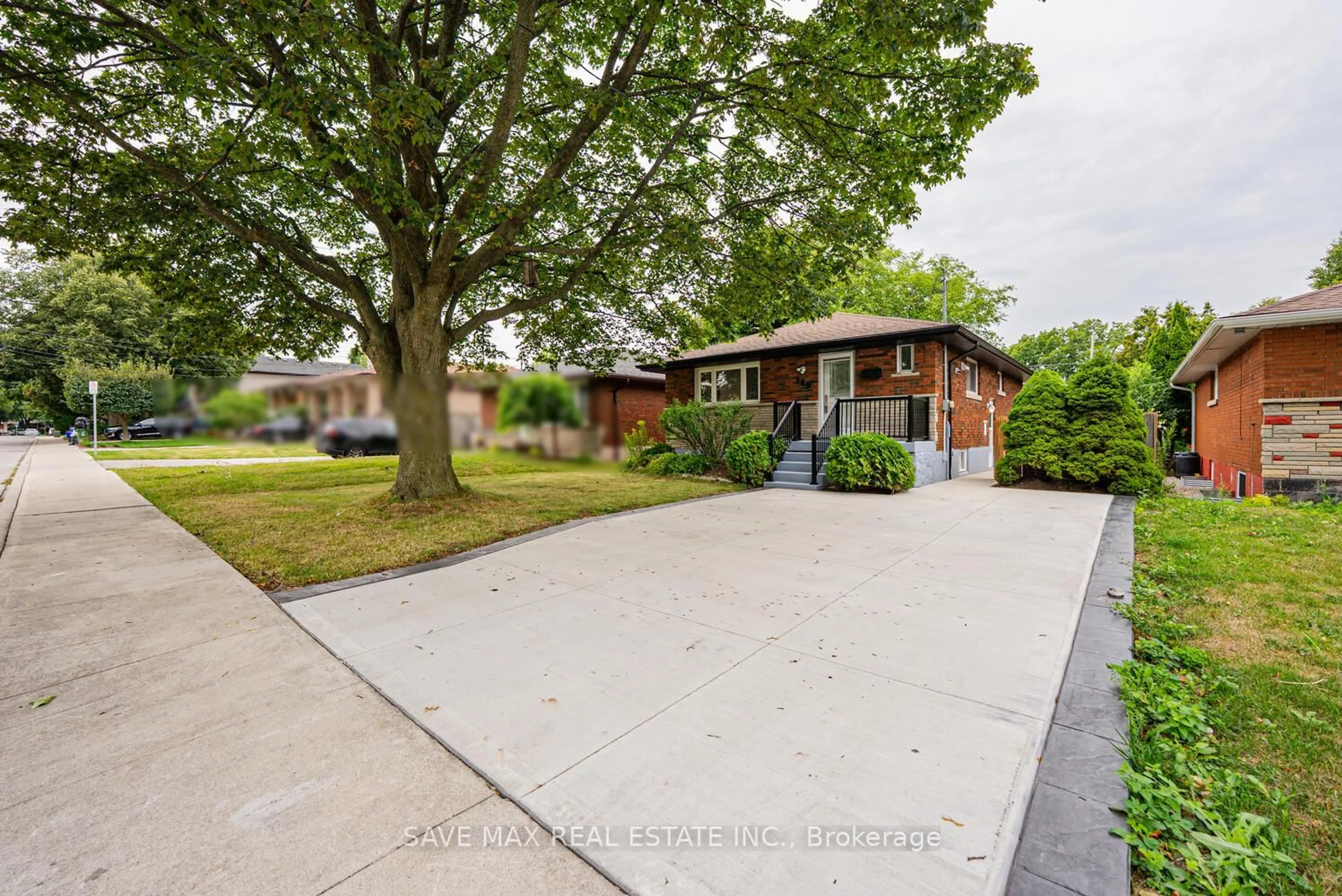 A pic from outside/outdoor area/front of a property/back of a property/a pic from drone, street for 248 West 18th St, Hamilton Ontario L9C 4G9