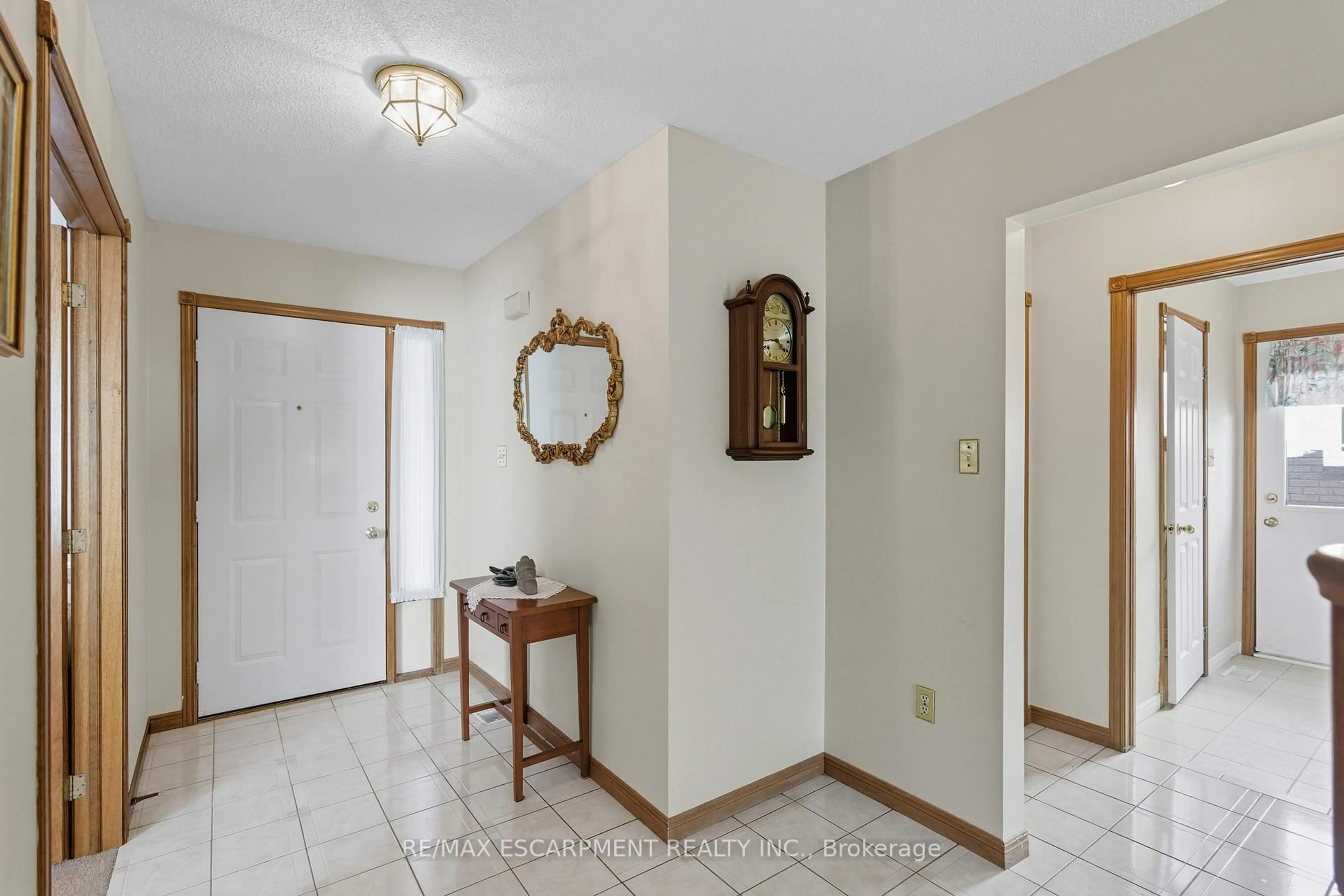 Indoor entryway for 40 Gatestone Dr, Hamilton Ontario L8J 2P4