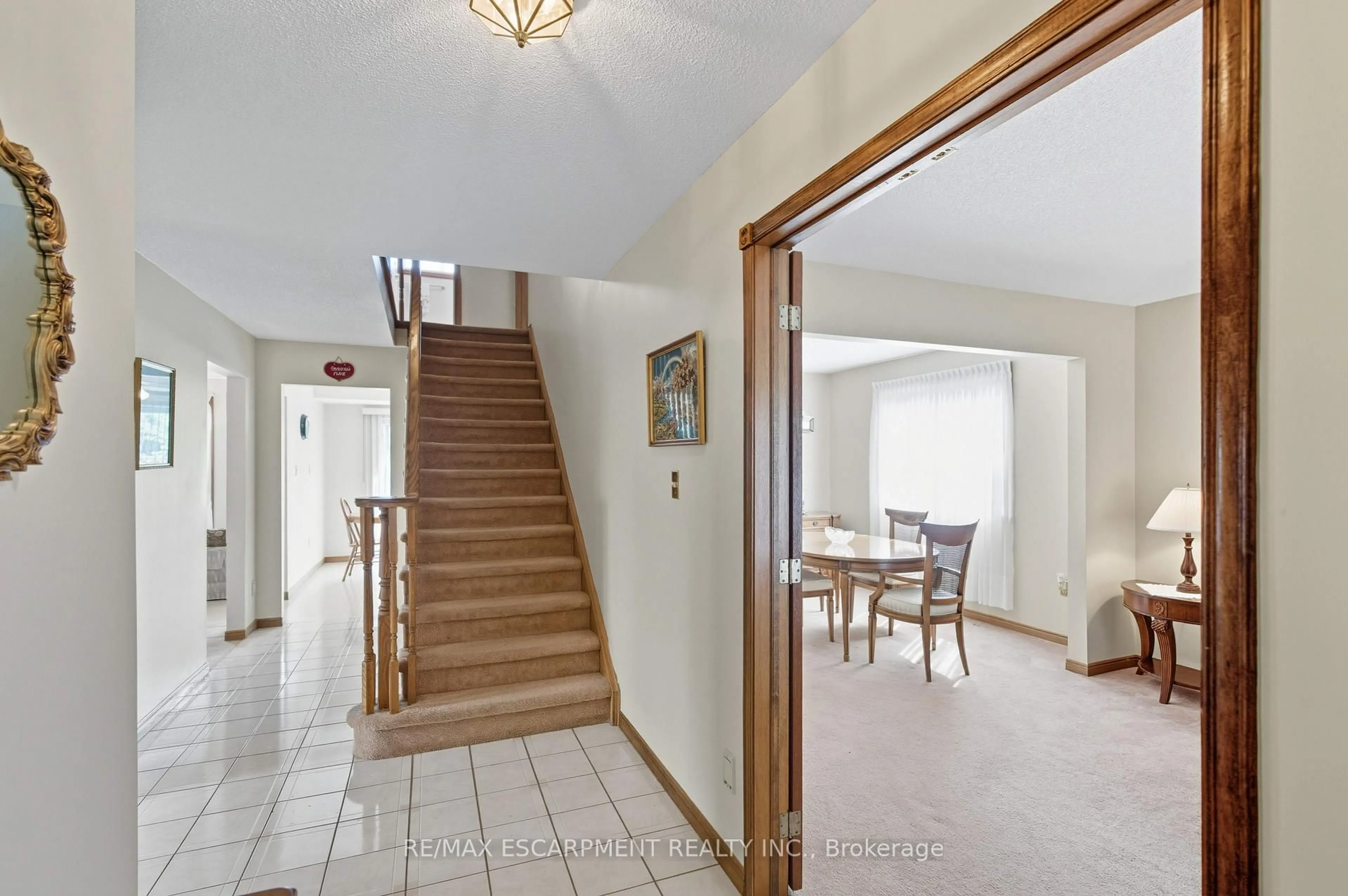 Indoor foyer for 40 Gatestone Dr, Hamilton Ontario L8J 2P4
