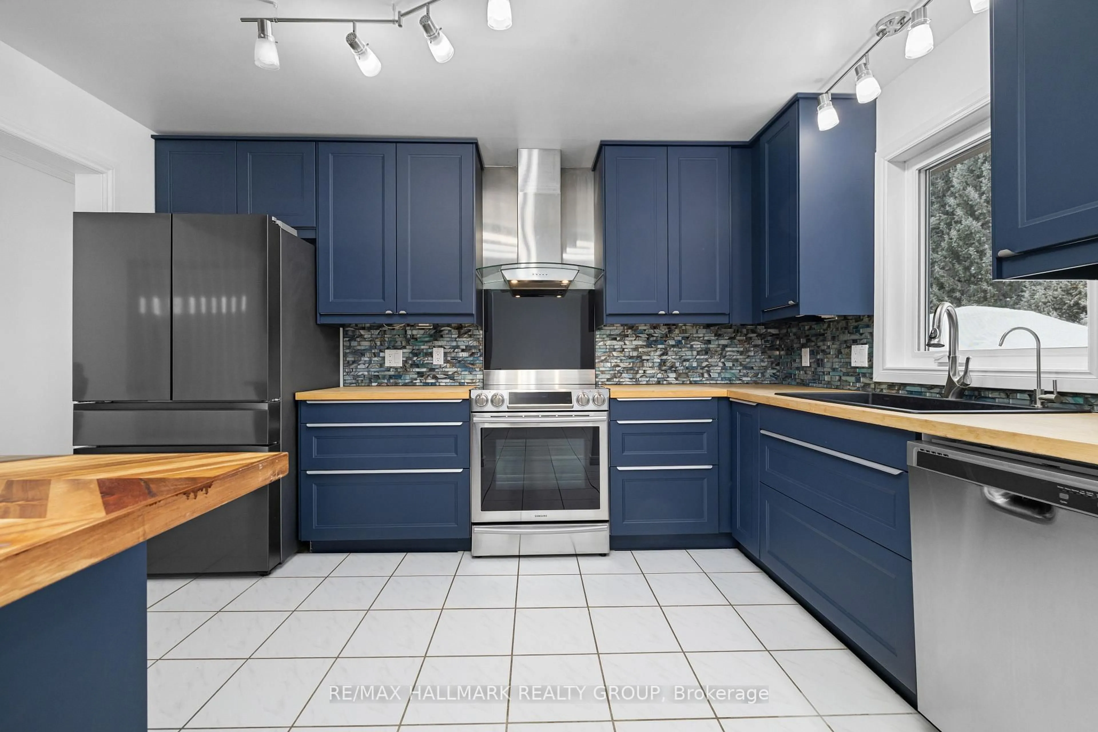 Unknown for 1050 Barnett Dr, Ottawa Ontario K4C 1C7