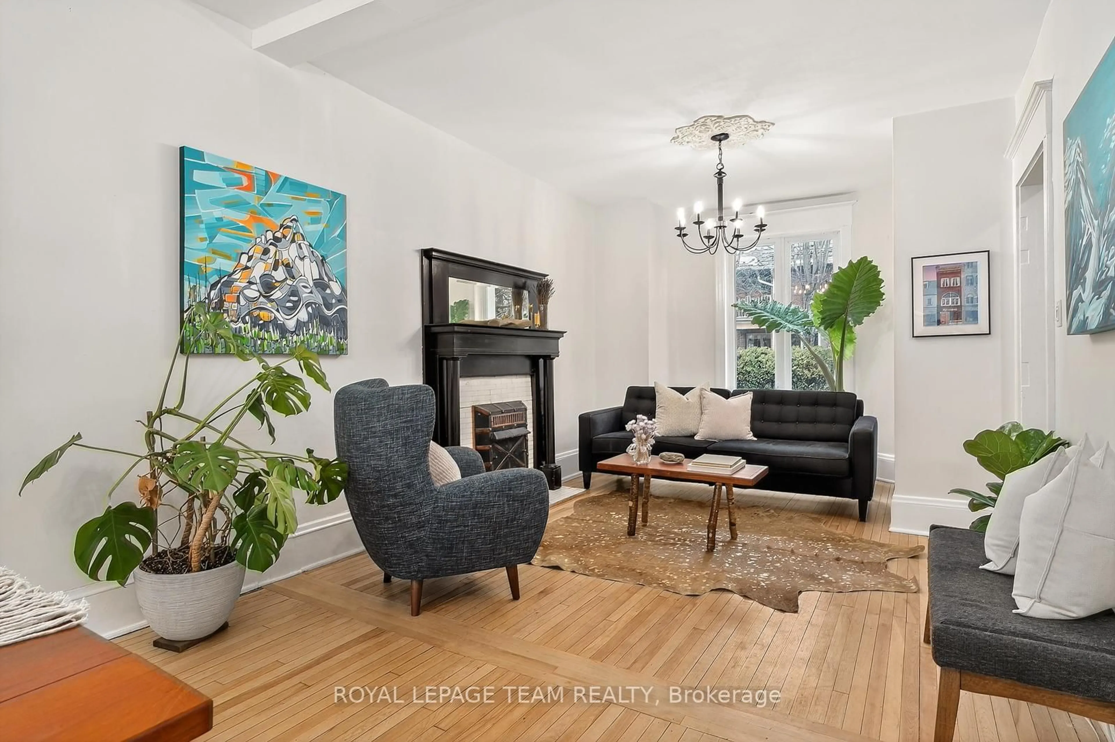 Living room with furniture, unknown for 324 Osgoode St, Ottawa Ontario K1N 6T2