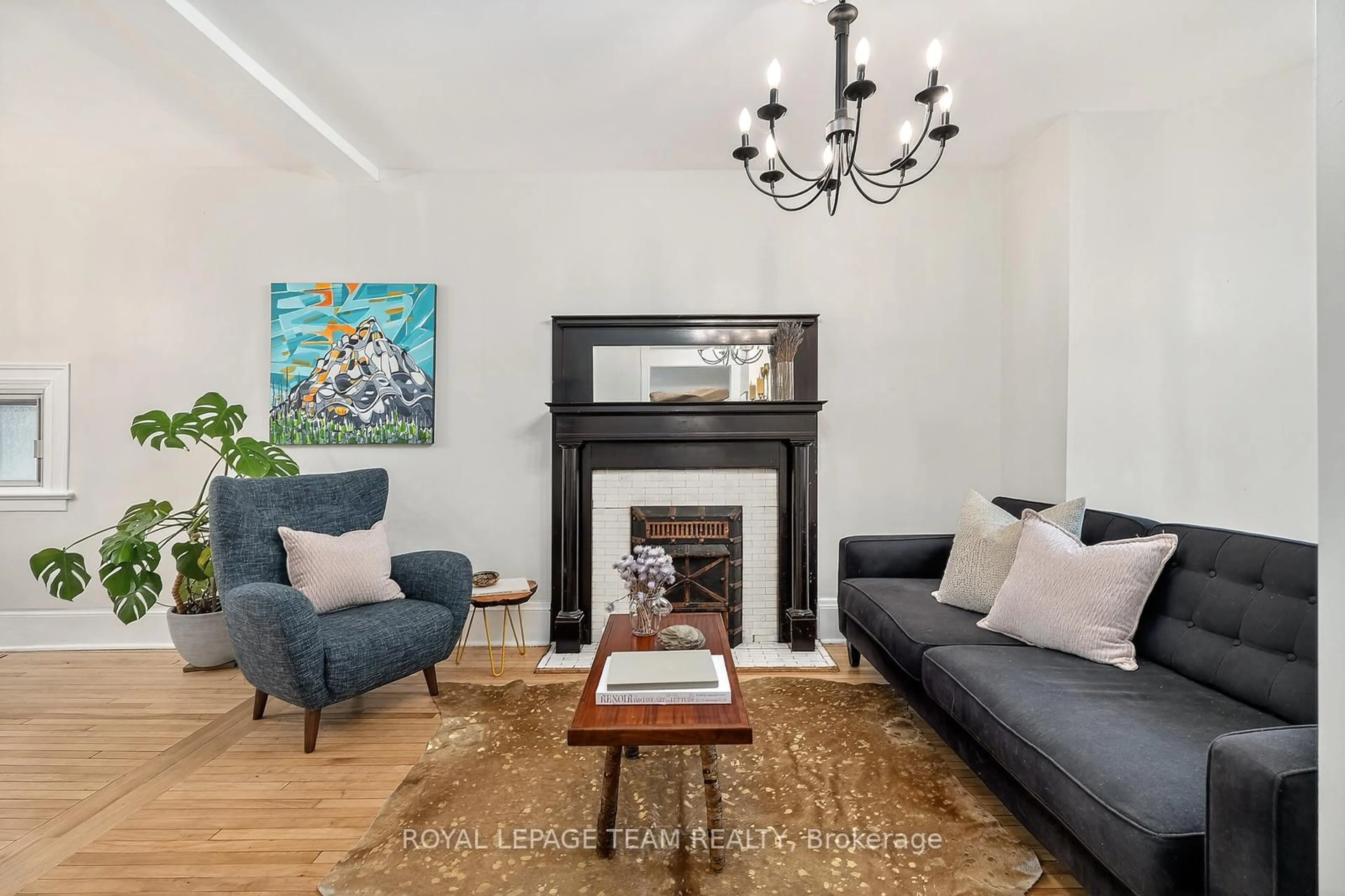 Living room with furniture, unknown for 324 Osgoode St, Ottawa Ontario K1N 6T2