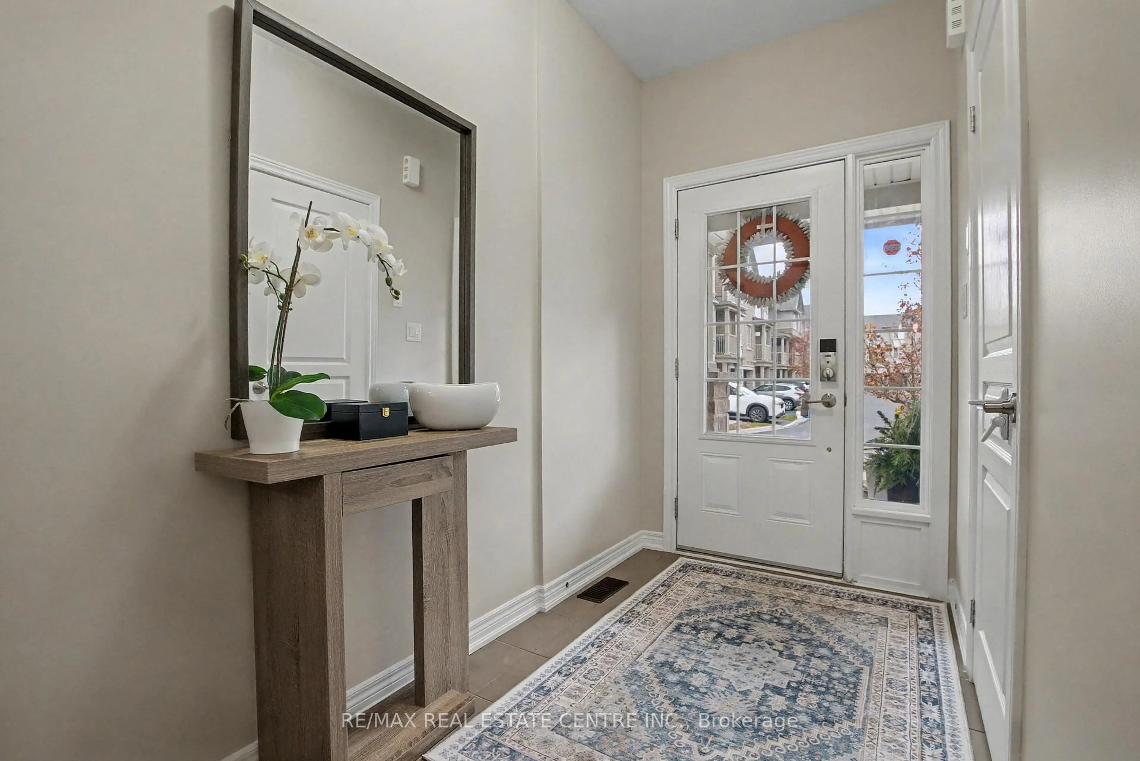 Indoor entryway for 215 Dundas St #4, Hamilton Ontario L8B 0X2