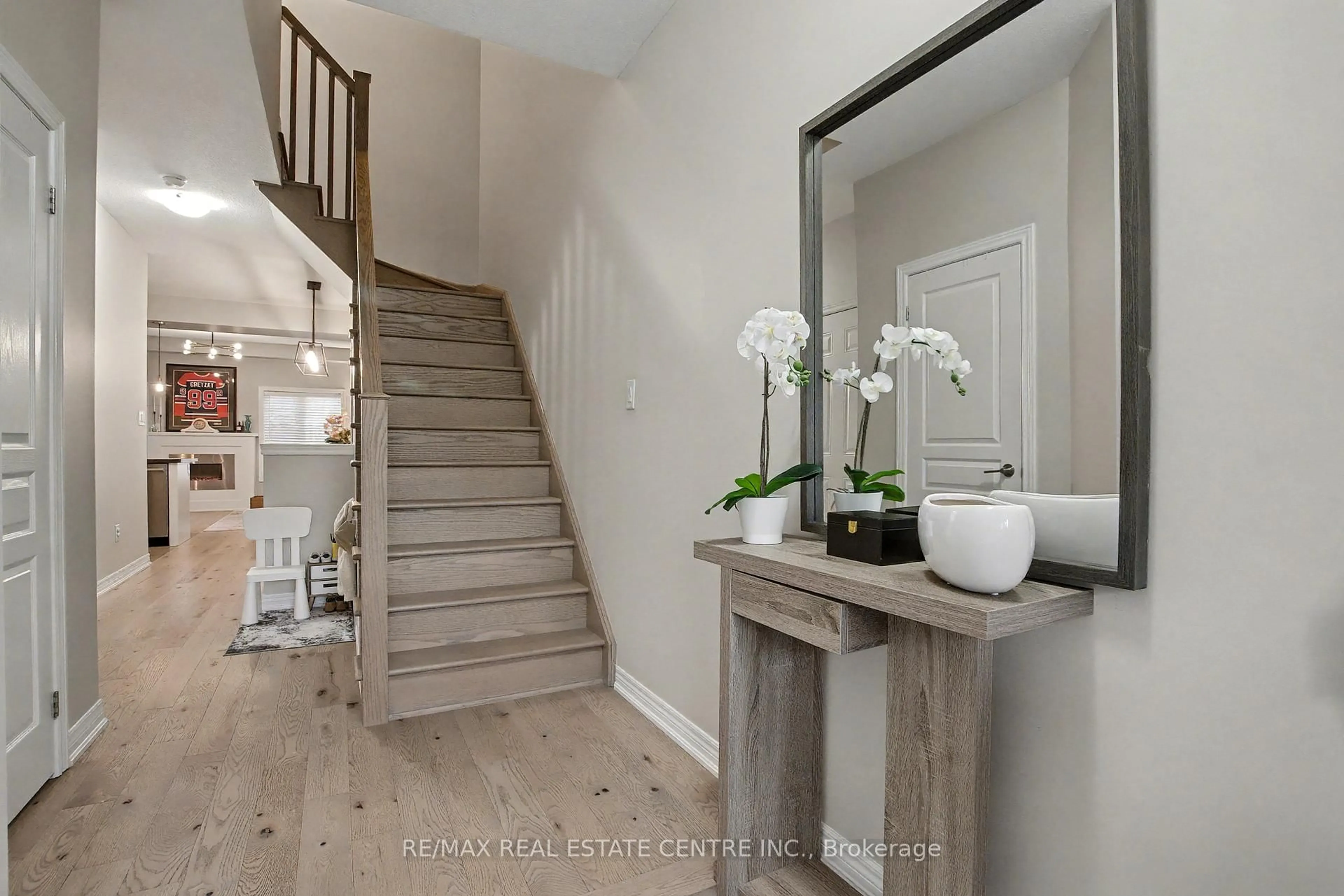 Indoor entryway for 215 Dundas St #4, Hamilton Ontario L8B 0X2