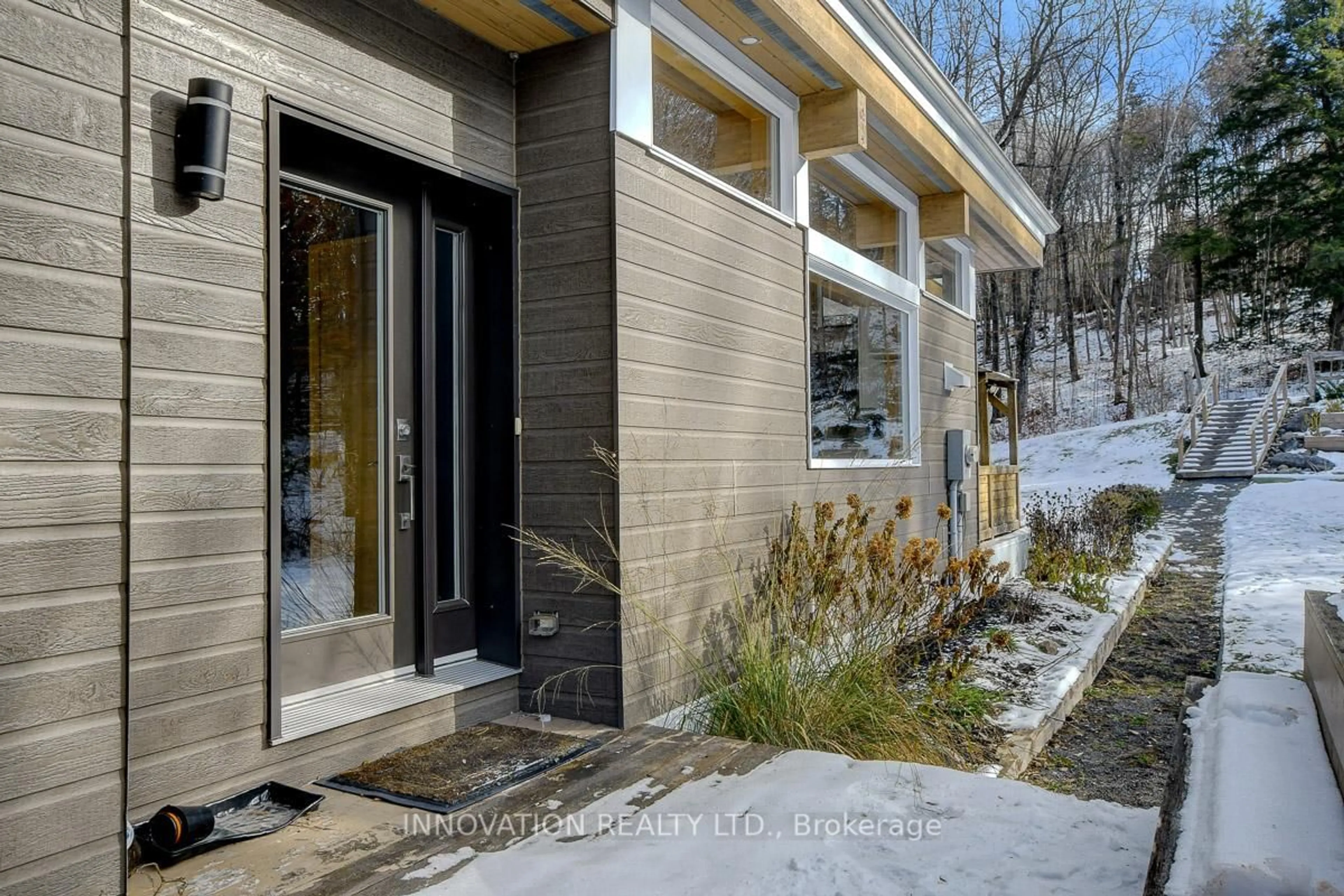 Indoor entryway for 1792 Bearhill Rd, Carp Ontario K0A 1L0