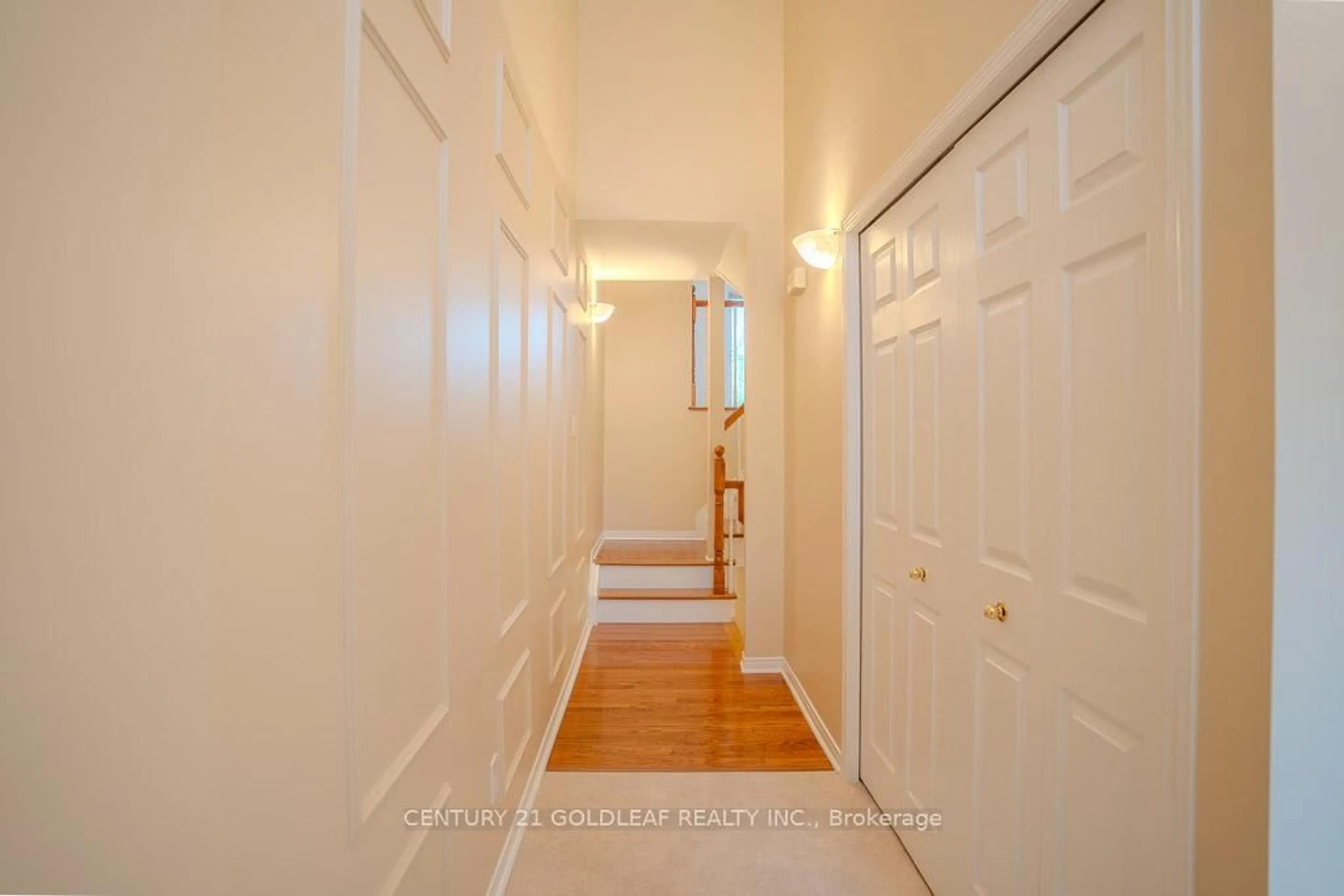 Indoor entryway for 4 Schoolhouse Private, Ottawa Ontario K1M 2J5