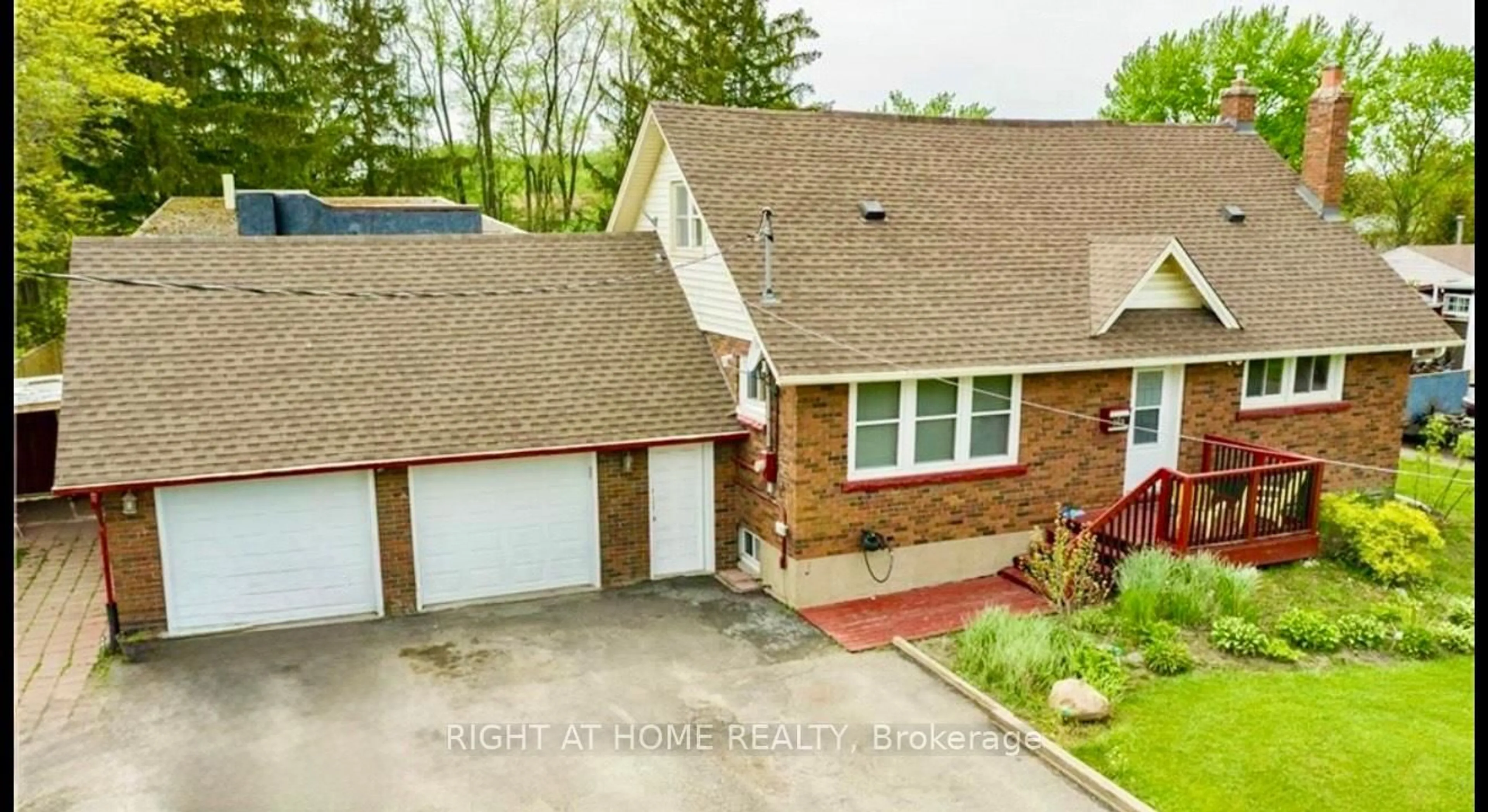 A pic from outside/outdoor area/front of a property/back of a property/a pic from drone, street for 149 Rice Rd, Welland Ontario L3C 2V7