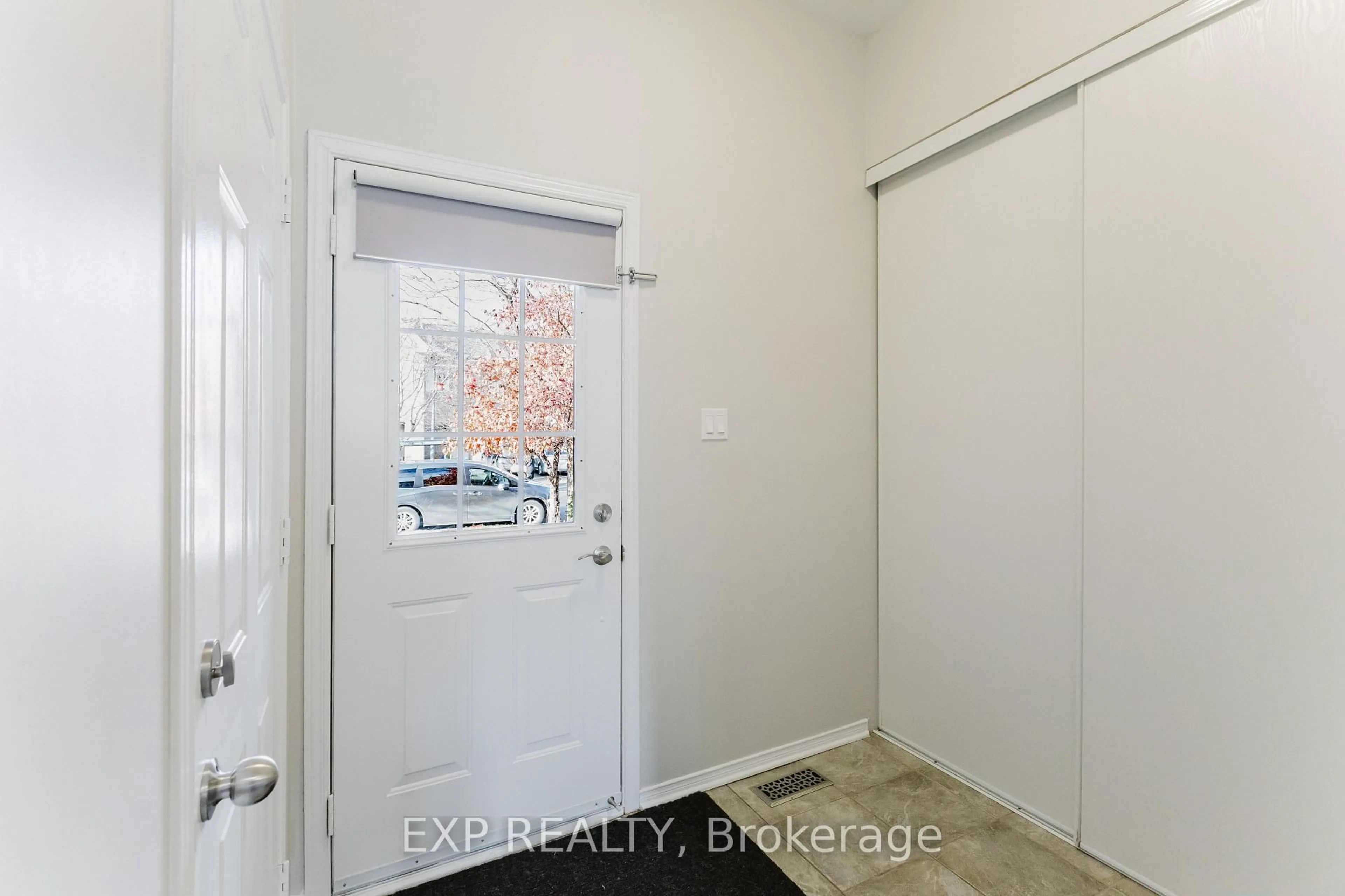 Indoor entryway for 2274 Brockstone Cres, Ottawa Ontario K4A 4V3