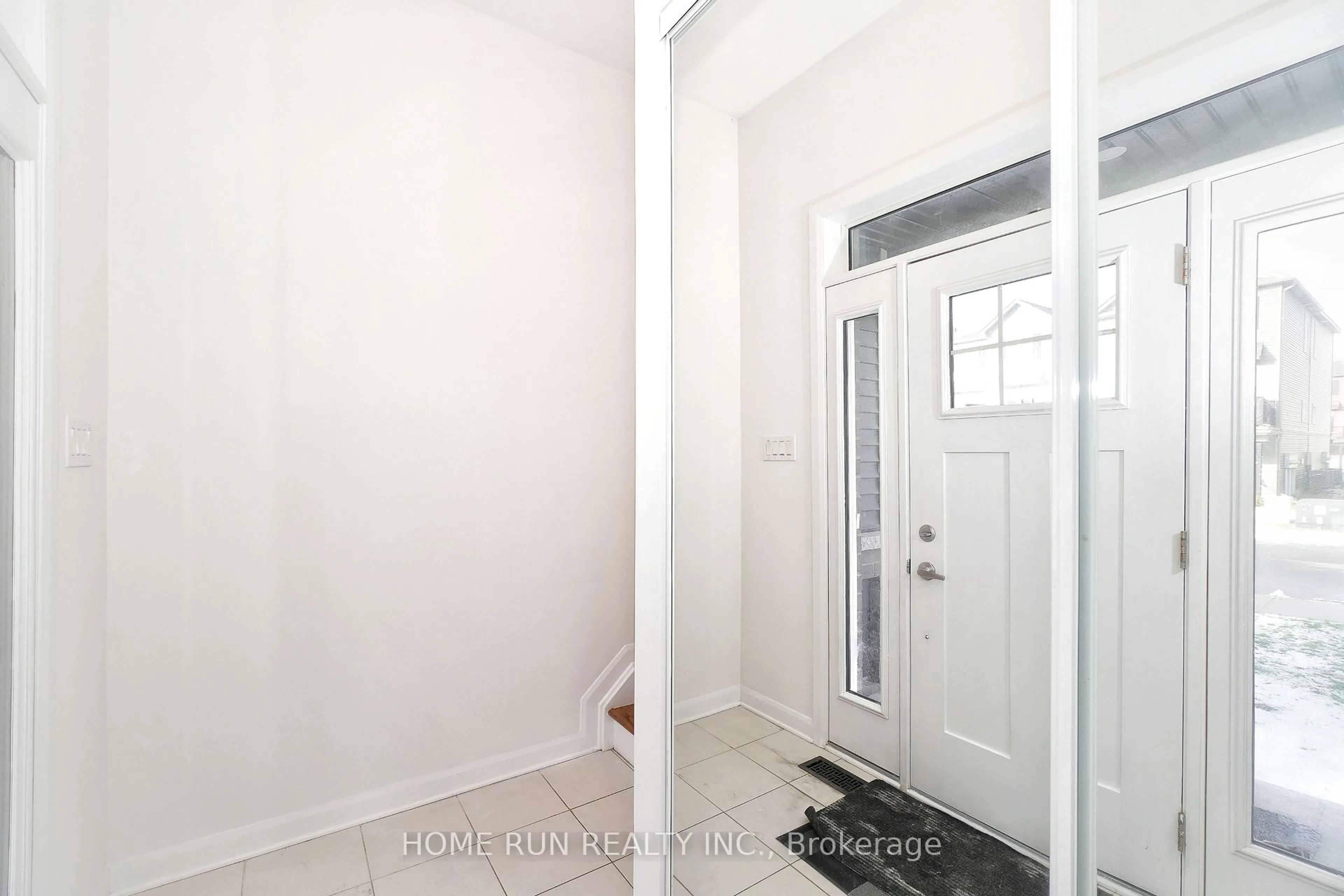 Indoor entryway for 552 Clemency Cres, Ottawa Ontario K2J 6R8