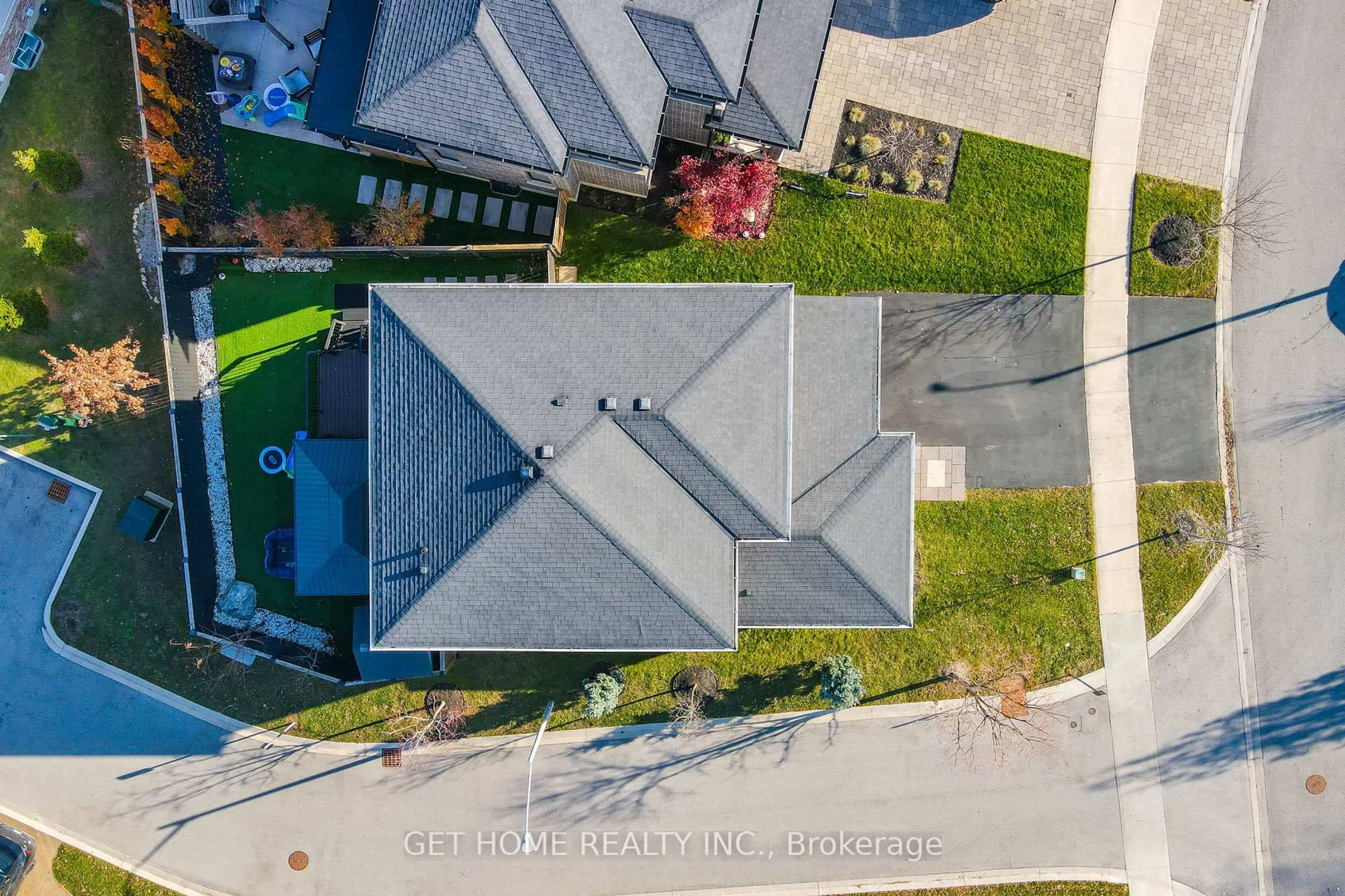 A pic from outside/outdoor area/front of a property/back of a property/a pic from drone, street for 16 Olde School Crt, St. Catharines Ontario L2N 0B1