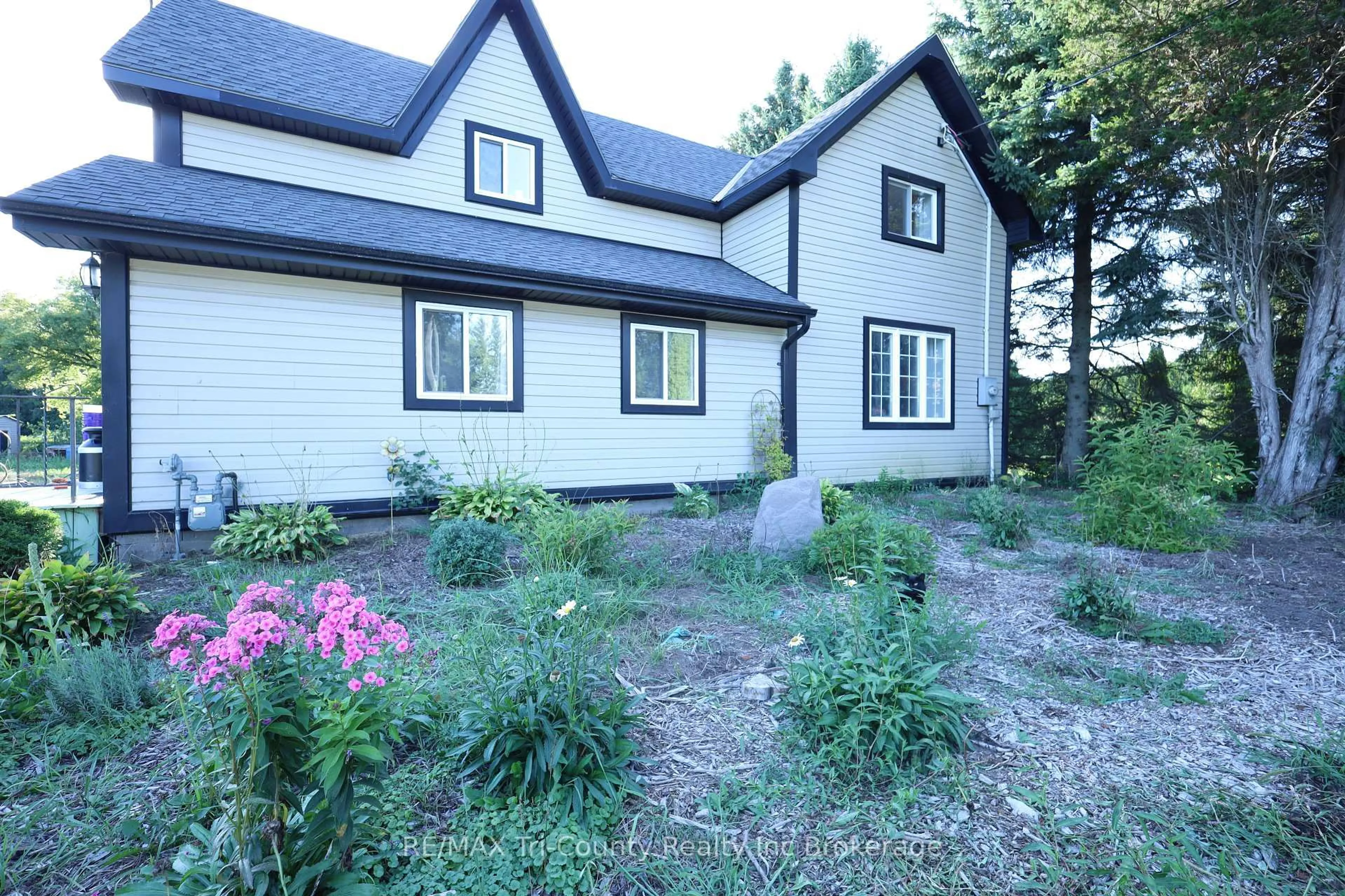 A pic from outside/outdoor area/front of a property/back of a property/a pic from drone, unknown for 853 Norfolk County 28 Rd, Norfolk Ontario N0E 1G0