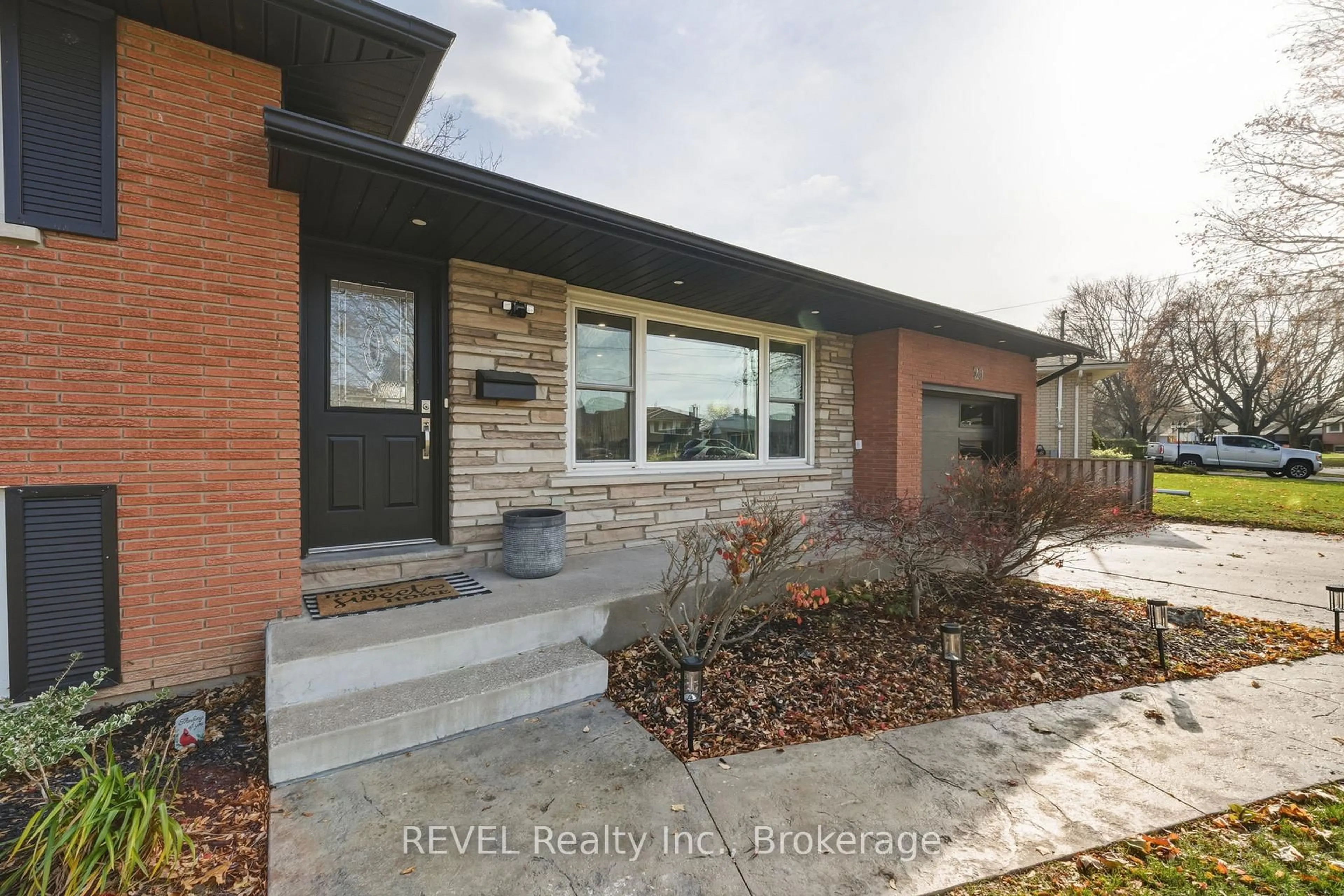 Home with brick exterior material, street for 20 Bishops Rd, St. Catharines Ontario L2M 1T9