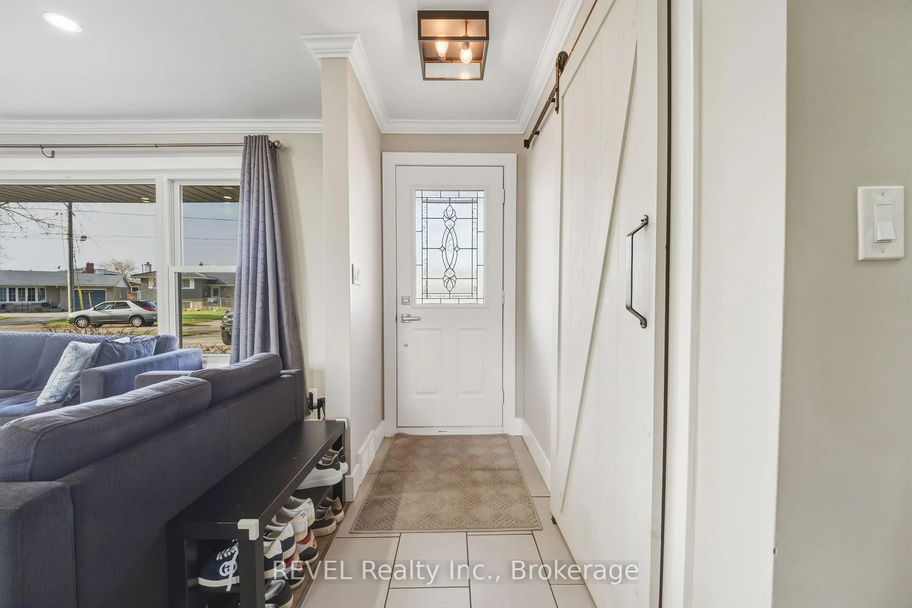 Indoor entryway for 20 Bishops Rd, St. Catharines Ontario L2M 1T9