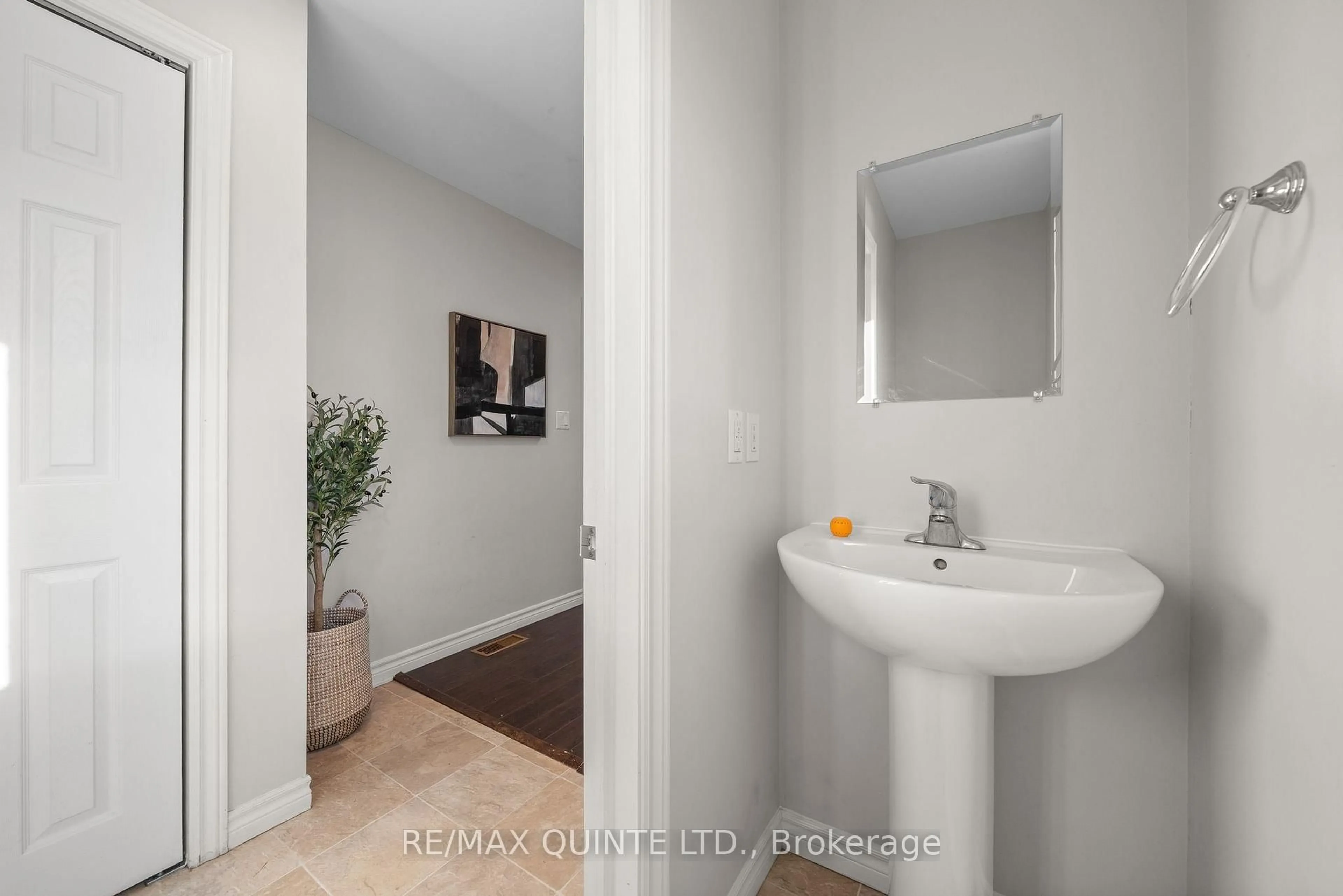 Standard bathroom, ceramic/tile floor for 121 Kanvers Way, Greater Napanee Ontario K7R 3P9