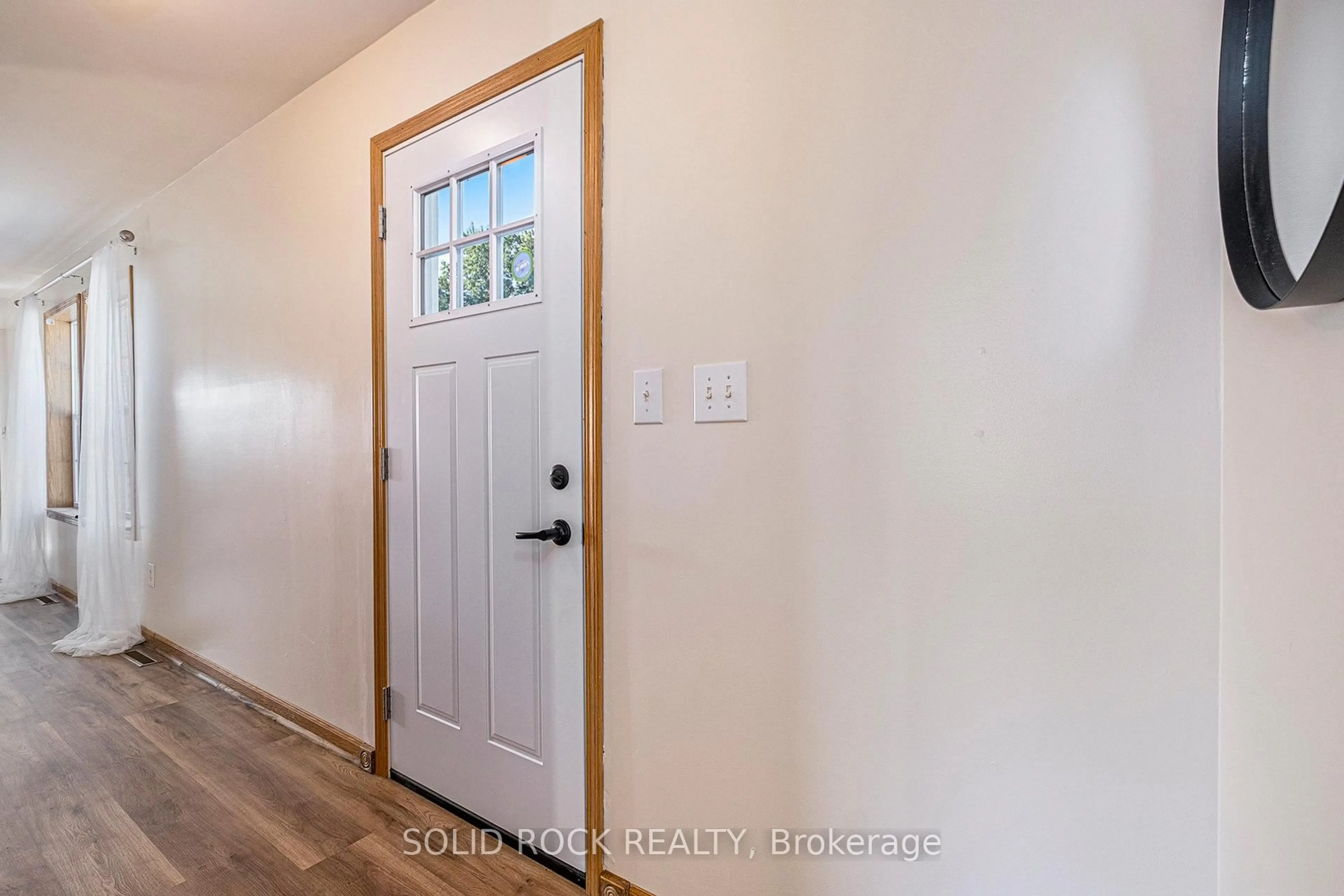 Indoor entryway for 65 Vanier Rd, Ottawa Ontario K2H 7P6