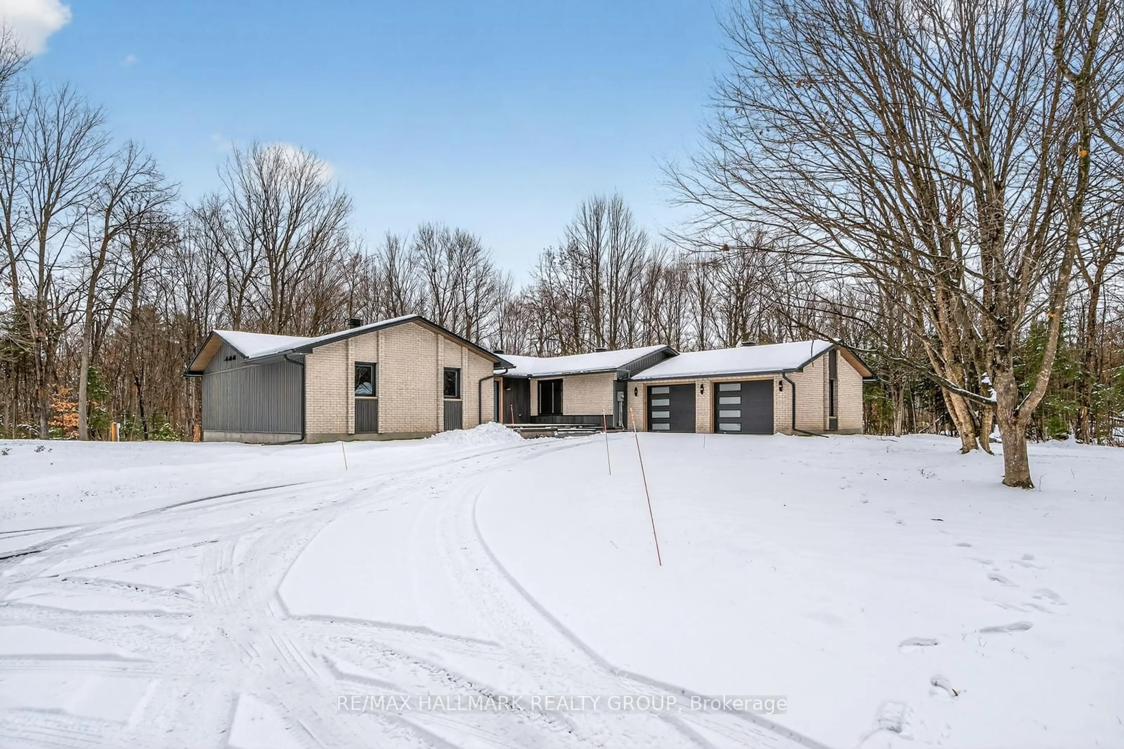 A pic from outside/outdoor area/front of a property/back of a property/a pic from drone, unknown for 1625 Royal Orchard Dr, Ottawa Ontario K4C 1A9