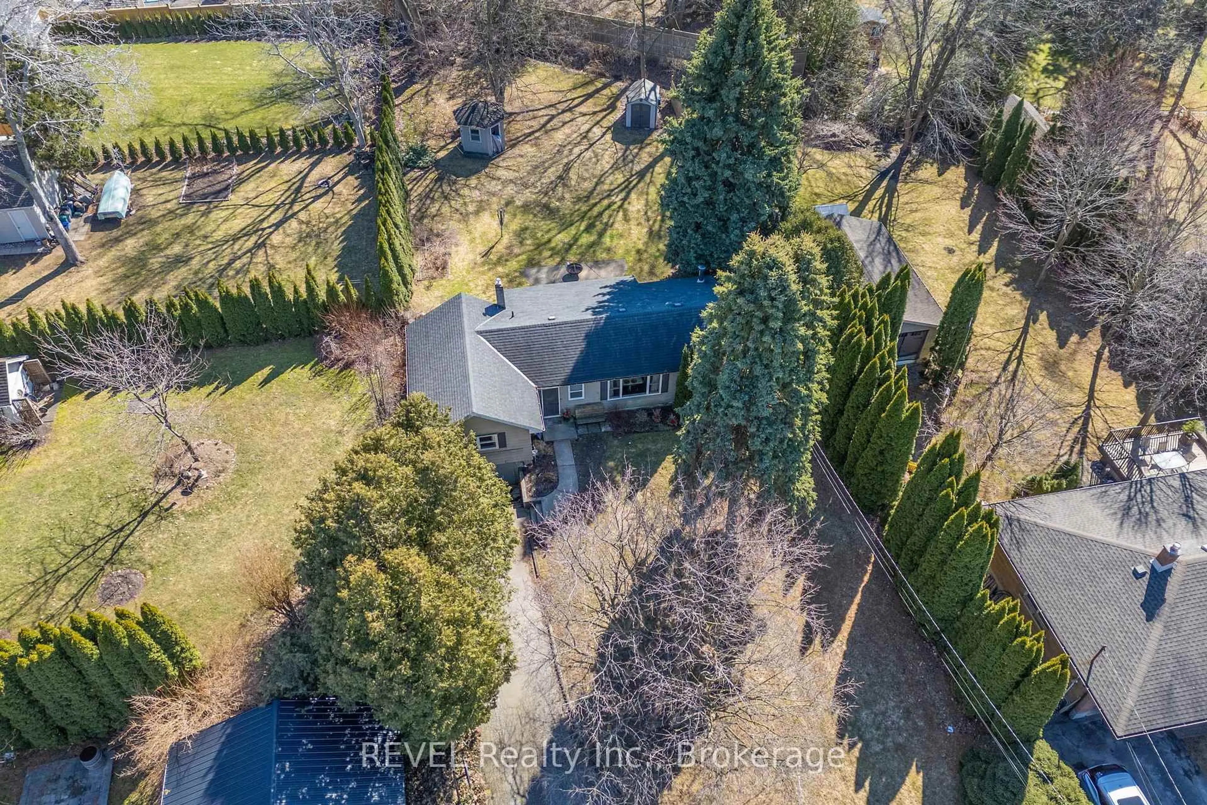 A pic from outside/outdoor area/front of a property/back of a property/a pic from drone, unknown for 639 Penner St, Niagara-on-the-Lake Ontario L0S 1T0