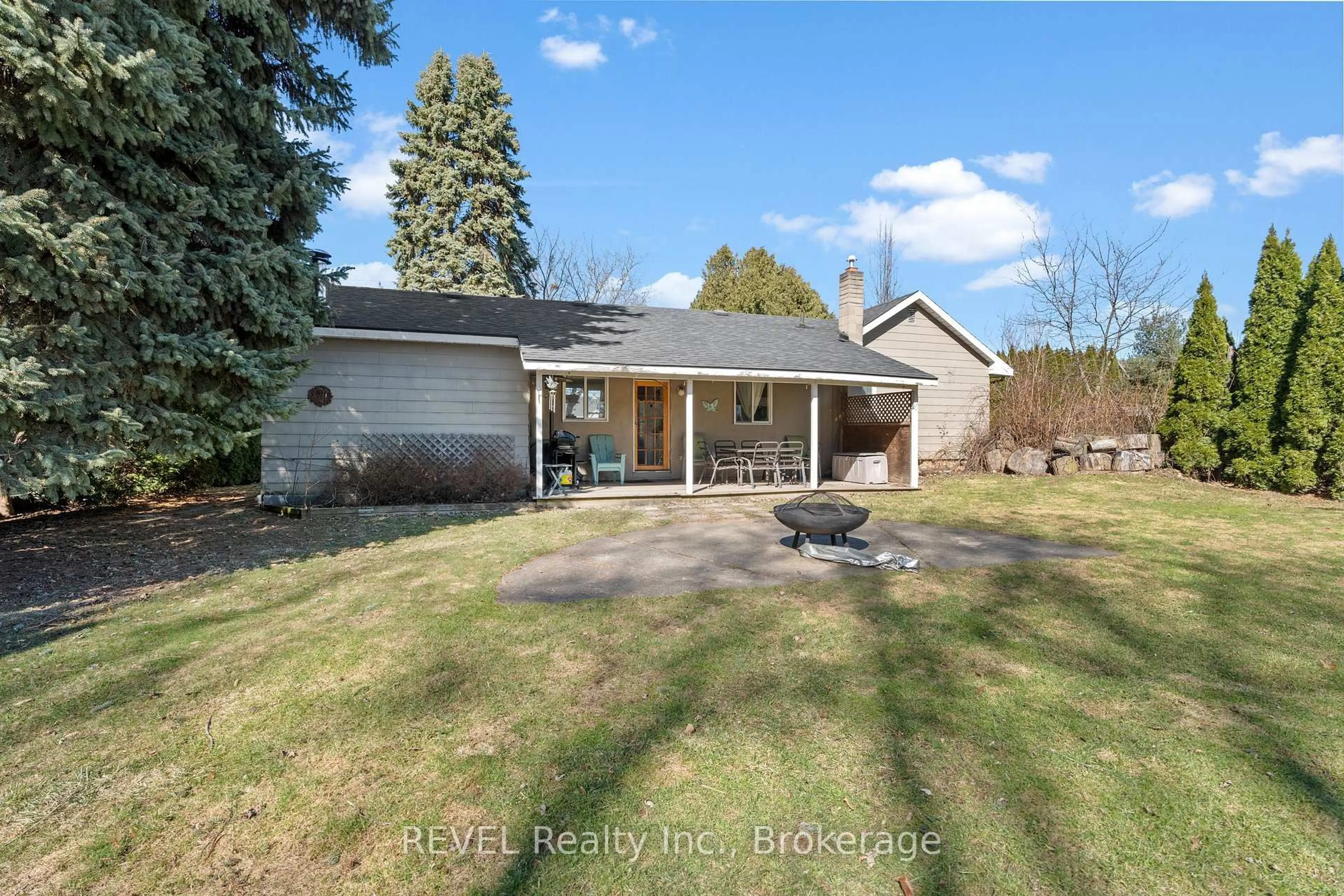 A pic from outside/outdoor area/front of a property/back of a property/a pic from drone, unknown for 639 Penner St, Niagara-on-the-Lake Ontario L0S 1T0