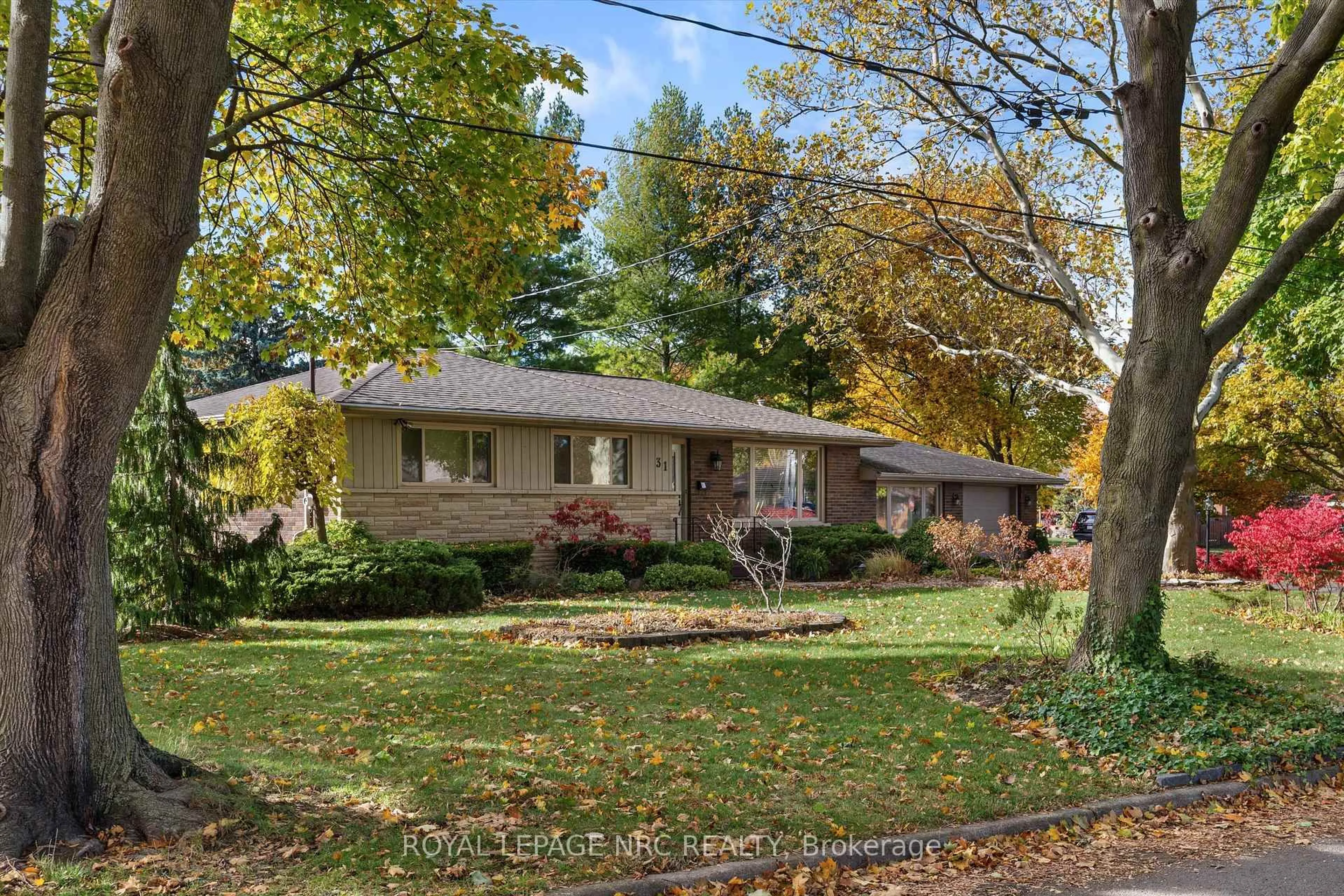 Home with brick exterior material, street for 31 St Lawrence Dr, St. Catharines Ontario L2M 2T7