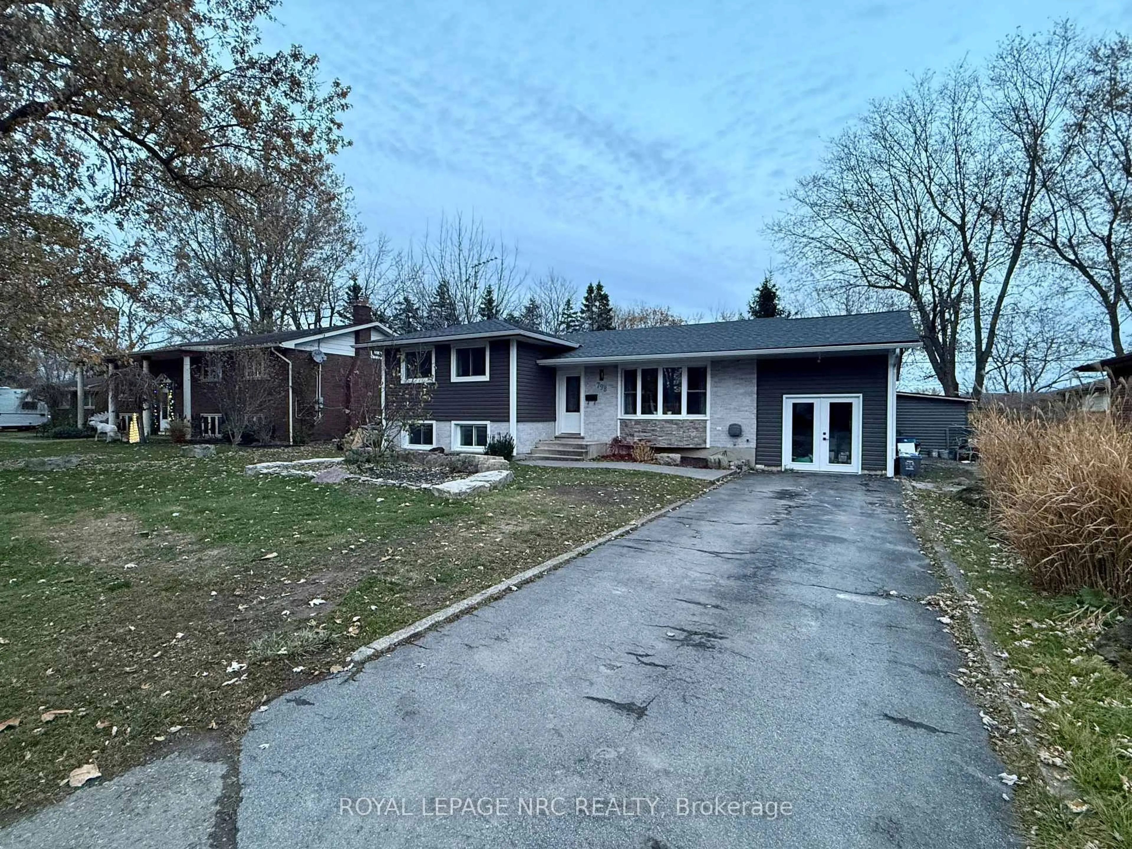 A pic from outside/outdoor area/front of a property/back of a property/a pic from drone, street for 798 Parkdale Ave, Fort Erie Ontario L2A 5B6