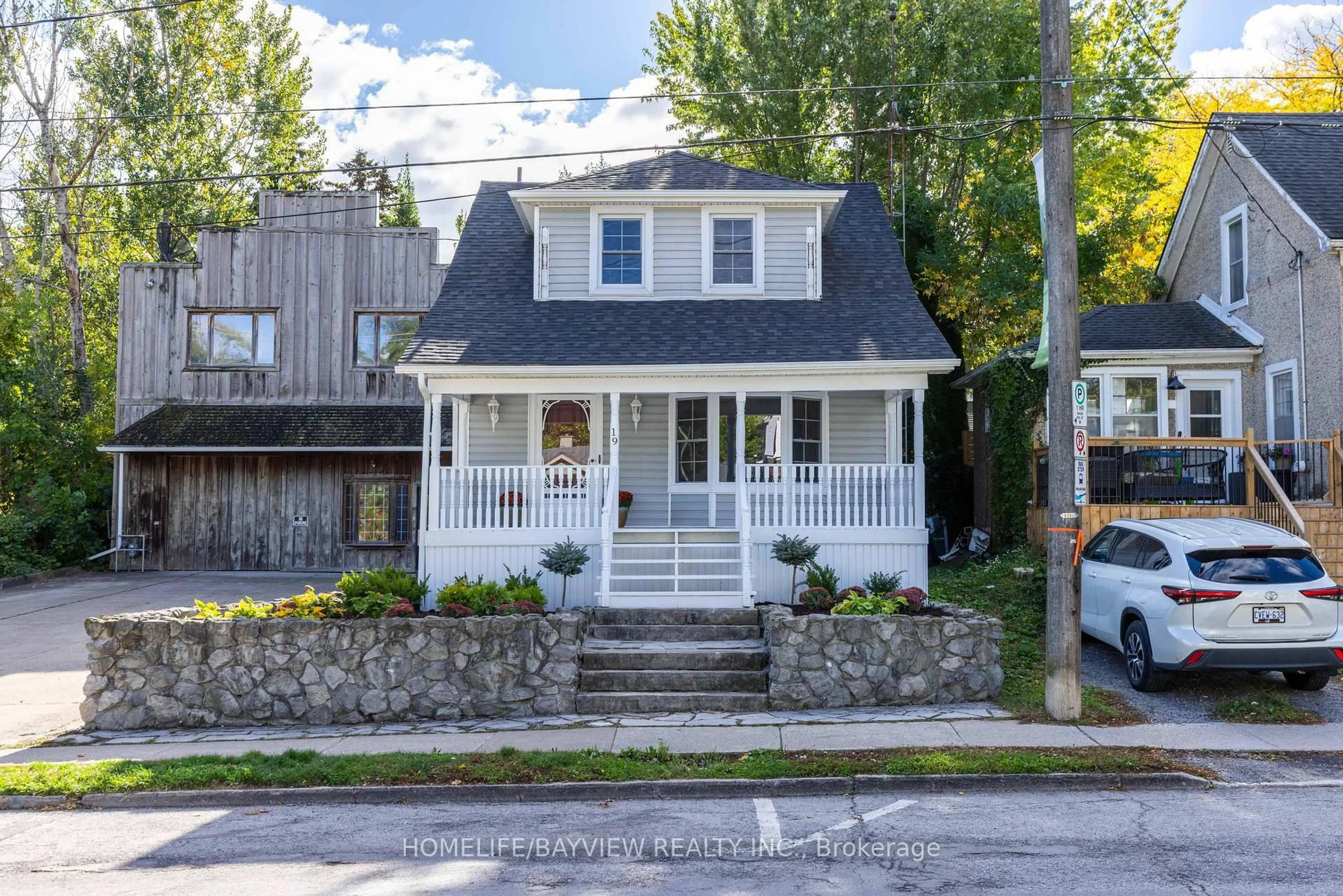 Home with vinyl exterior material, street for 19 Main St, St. Catharines Ontario L2N 4T5