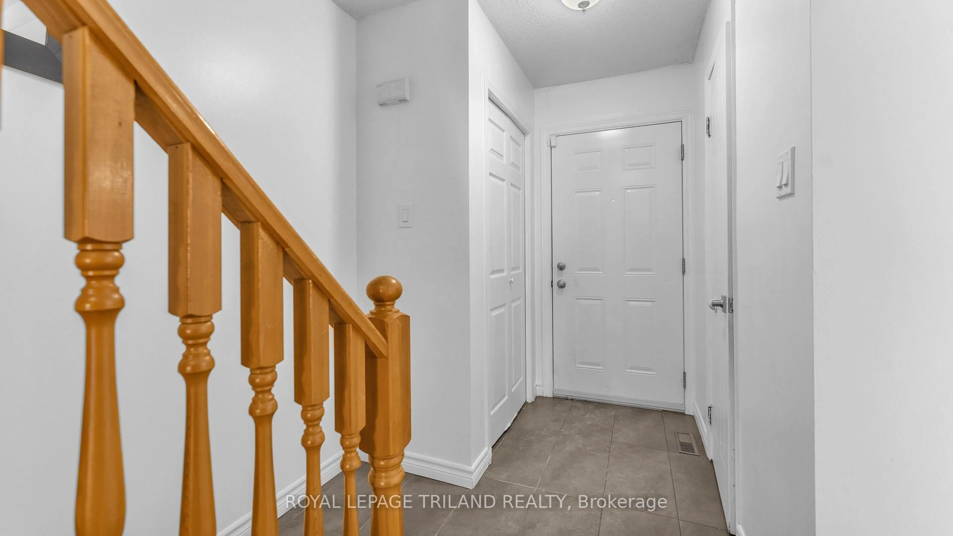 Indoor entryway for 1247 Huron St #1, London East Ontario N5Y 4X7