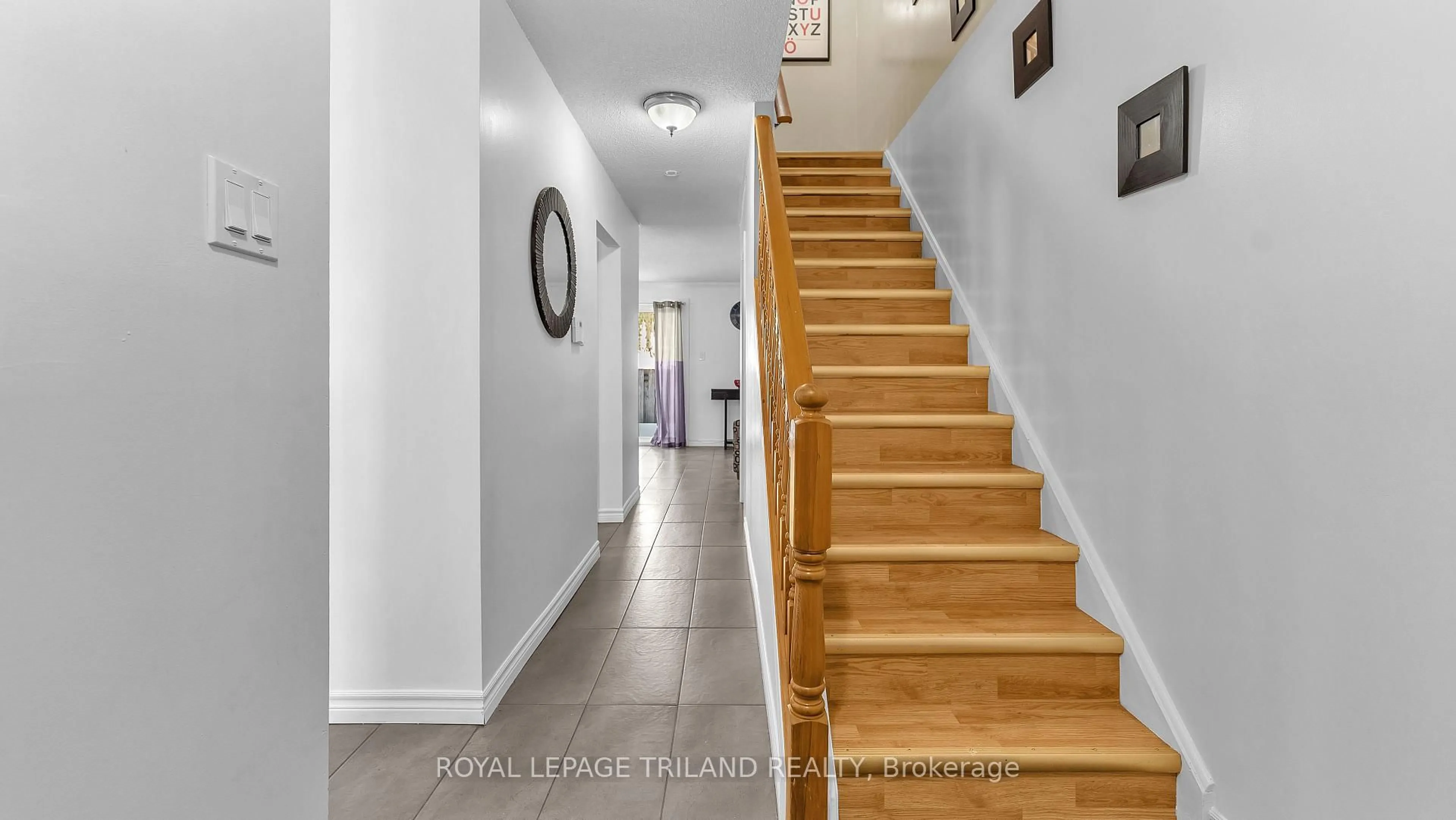 Indoor entryway for 1247 Huron St #1, London East Ontario N5Y 4X7