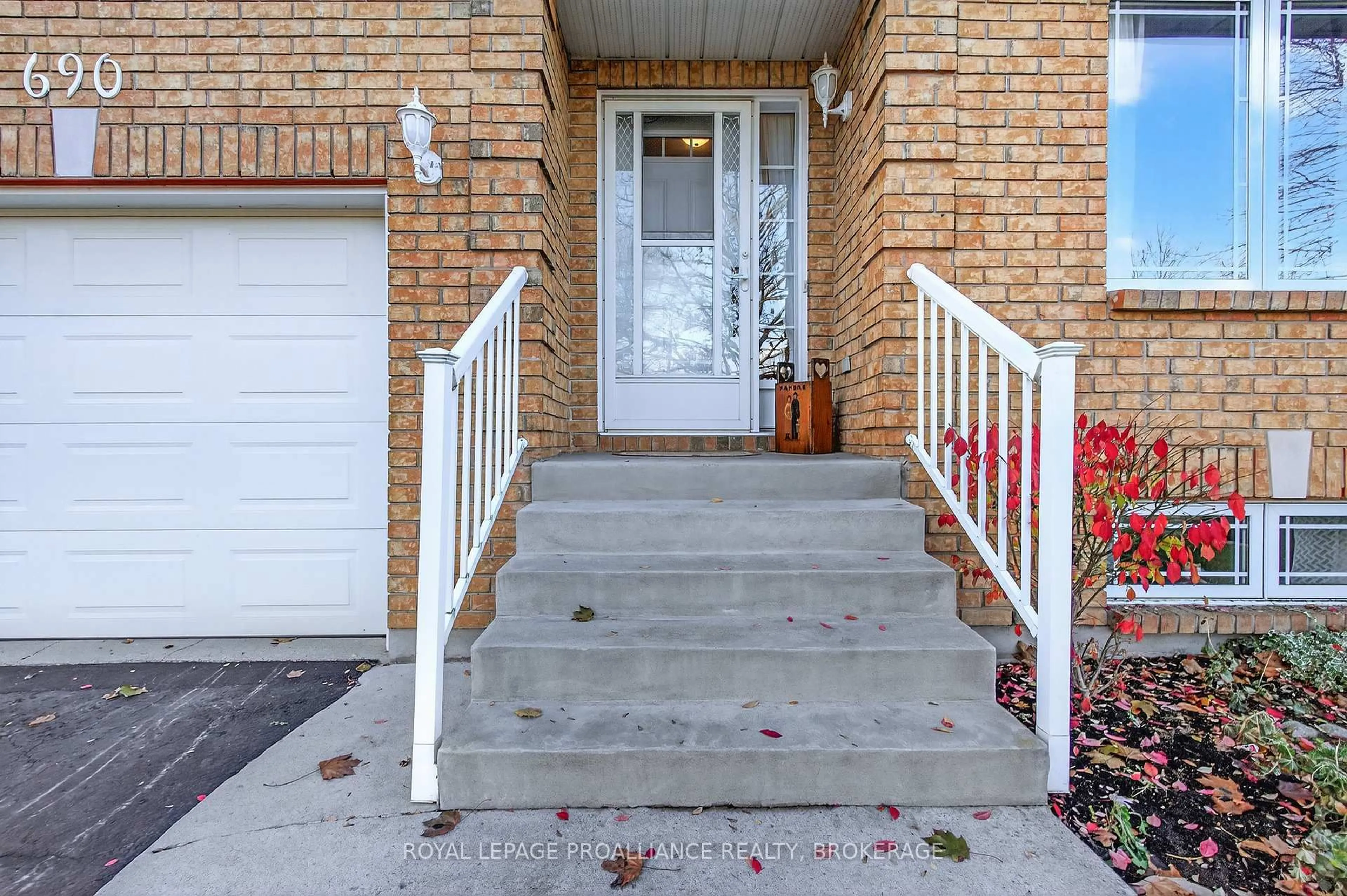 Indoor entryway for 690 Roosevelt Dr, Kingston Ontario K7M 8T8