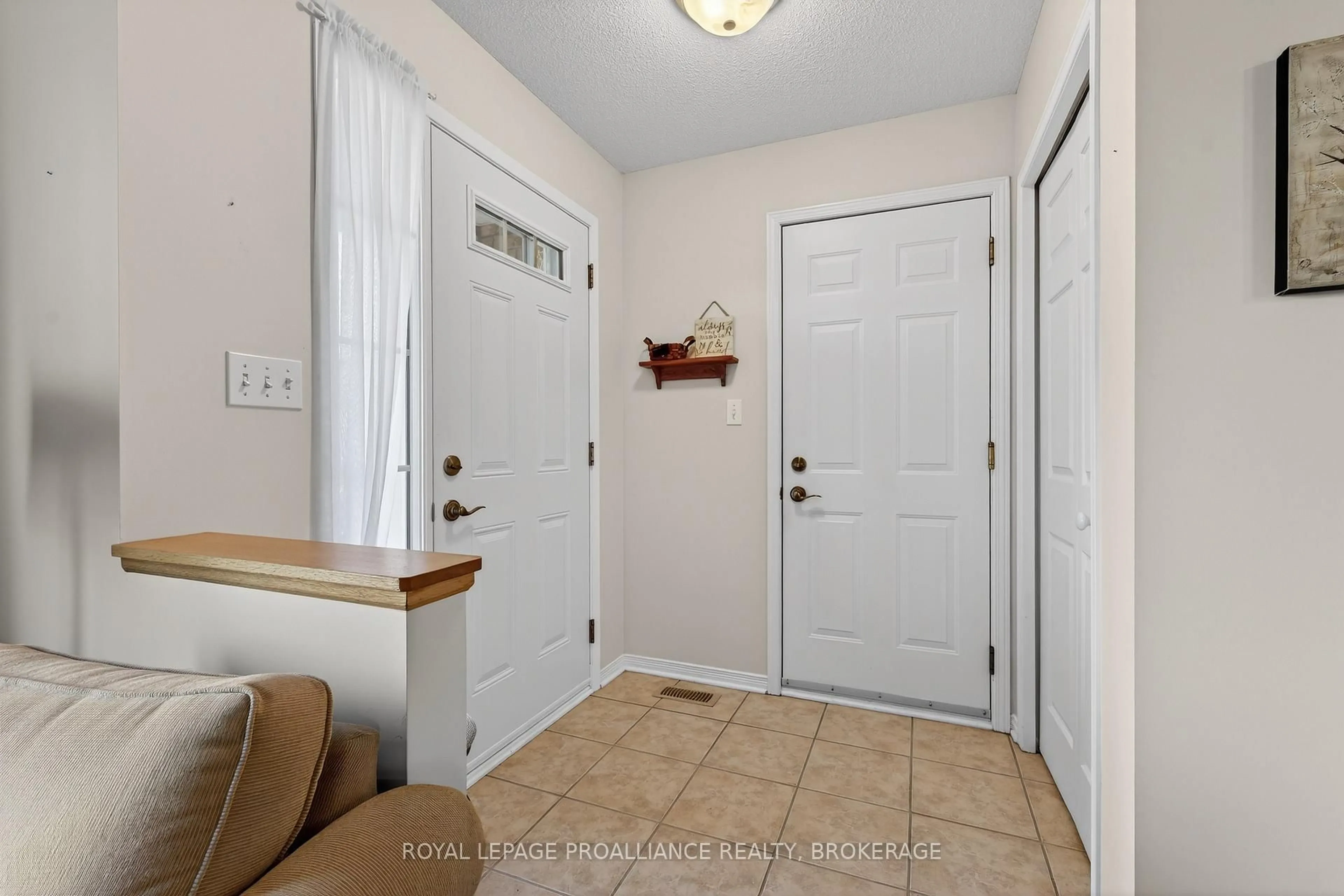 Indoor entryway for 690 Roosevelt Dr, Kingston Ontario K7M 8T8