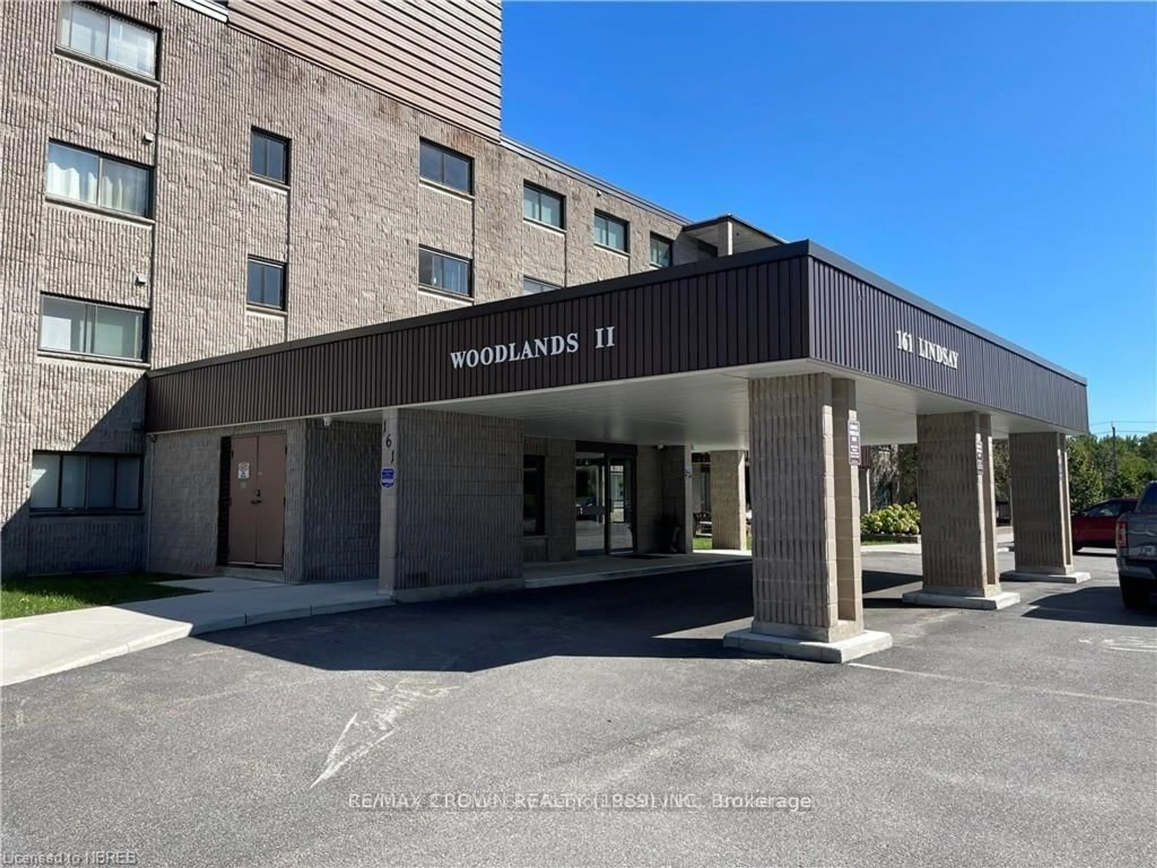 Indoor foyer for 161 Lindsay St #506, North Bay Ontario P1B 8P6