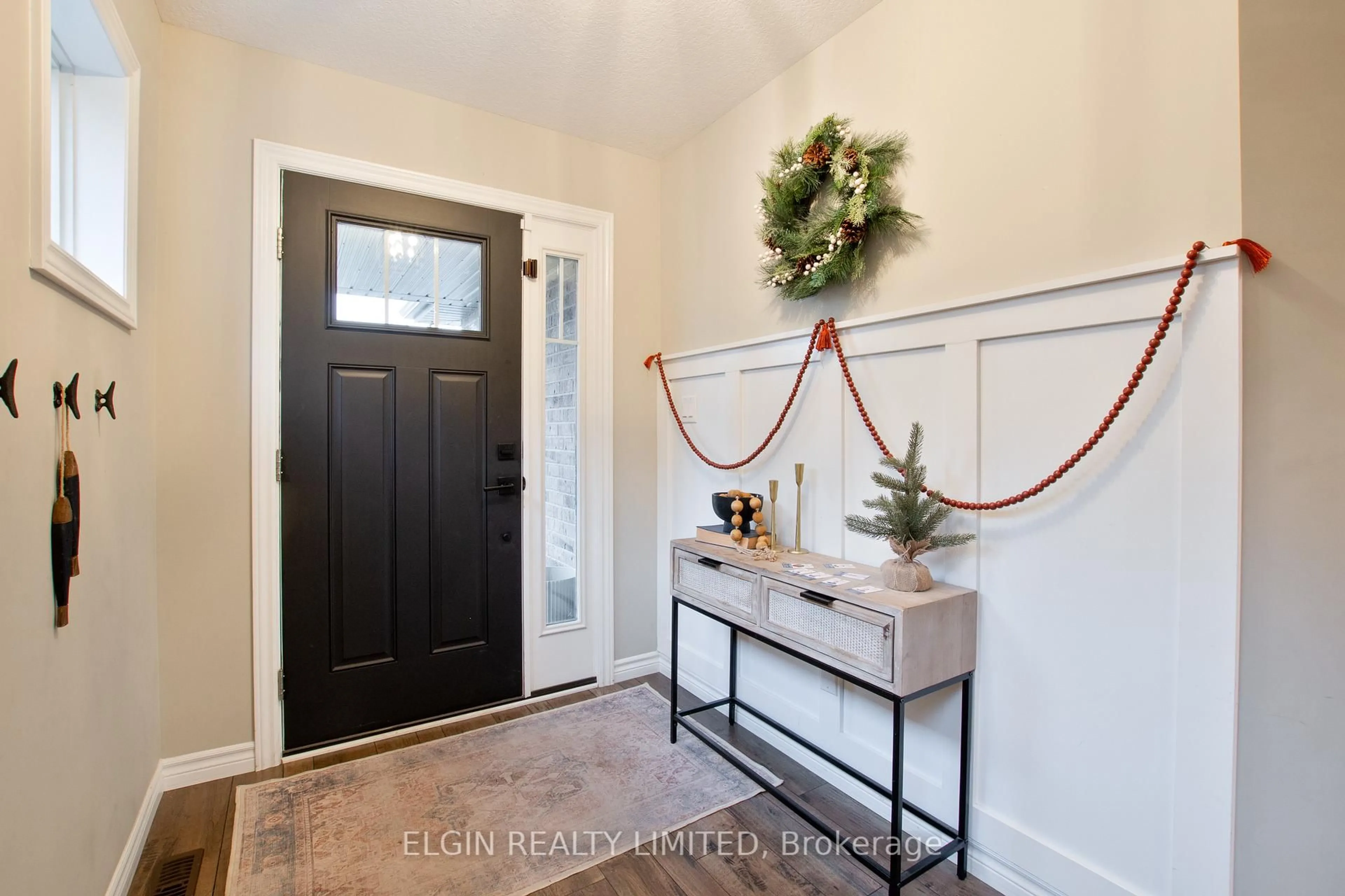 Indoor entryway for 184 Emery St, Central Elgin Ontario N5L 0A6