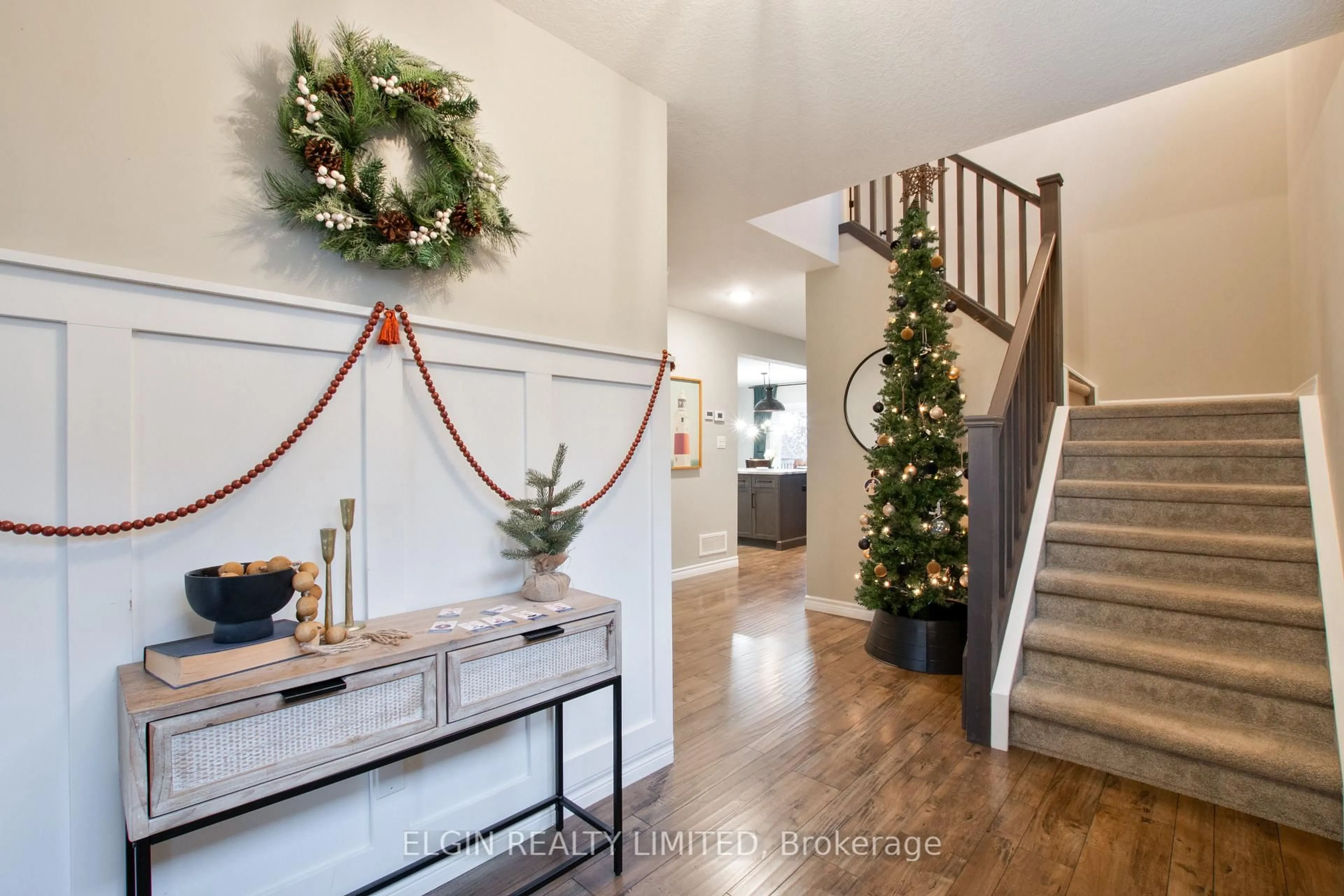 Indoor entryway for 184 Emery St, Central Elgin Ontario N5L 0A6