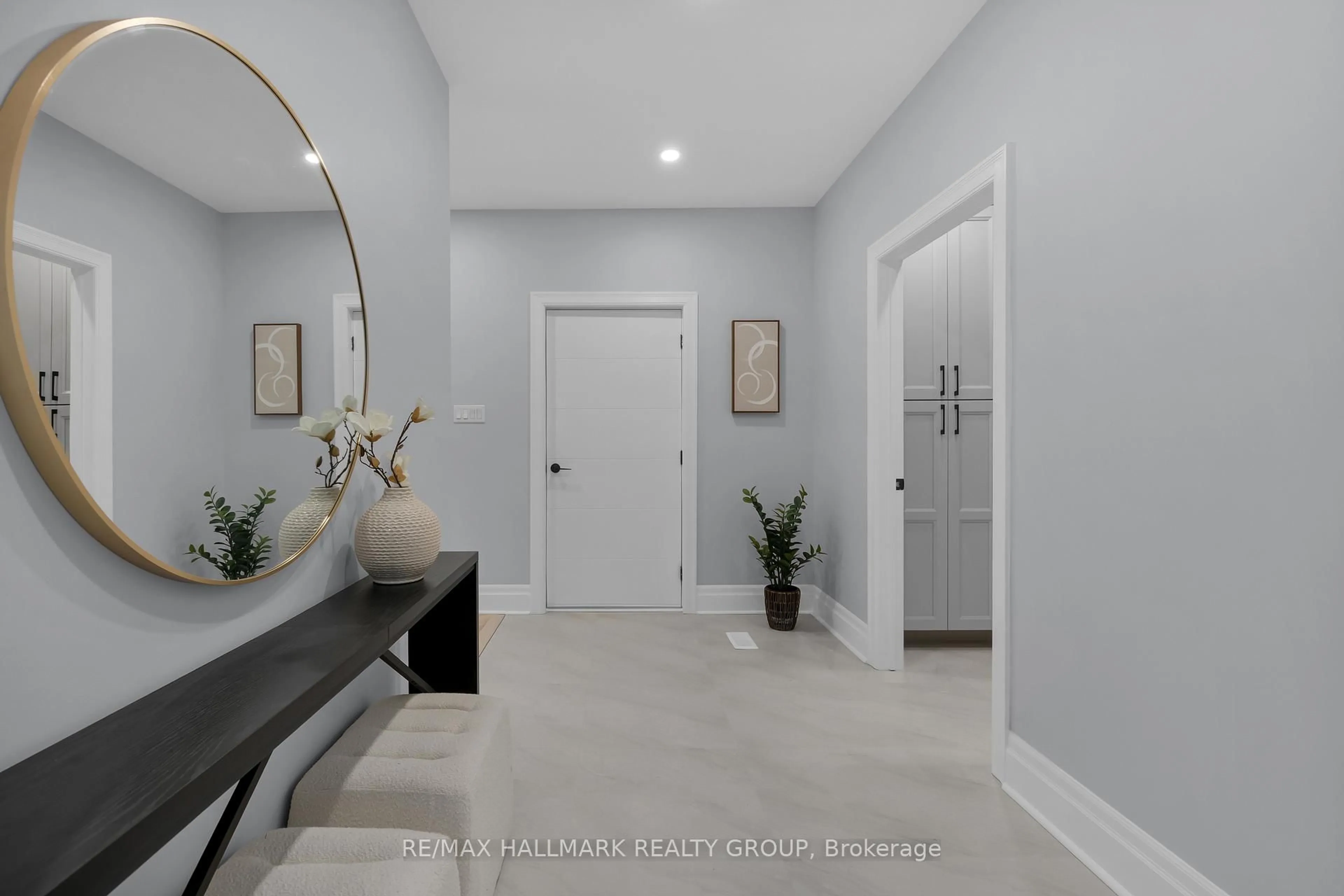 Indoor entryway for 7 Bachman Terr, Ottawa Ontario K2L 1W2